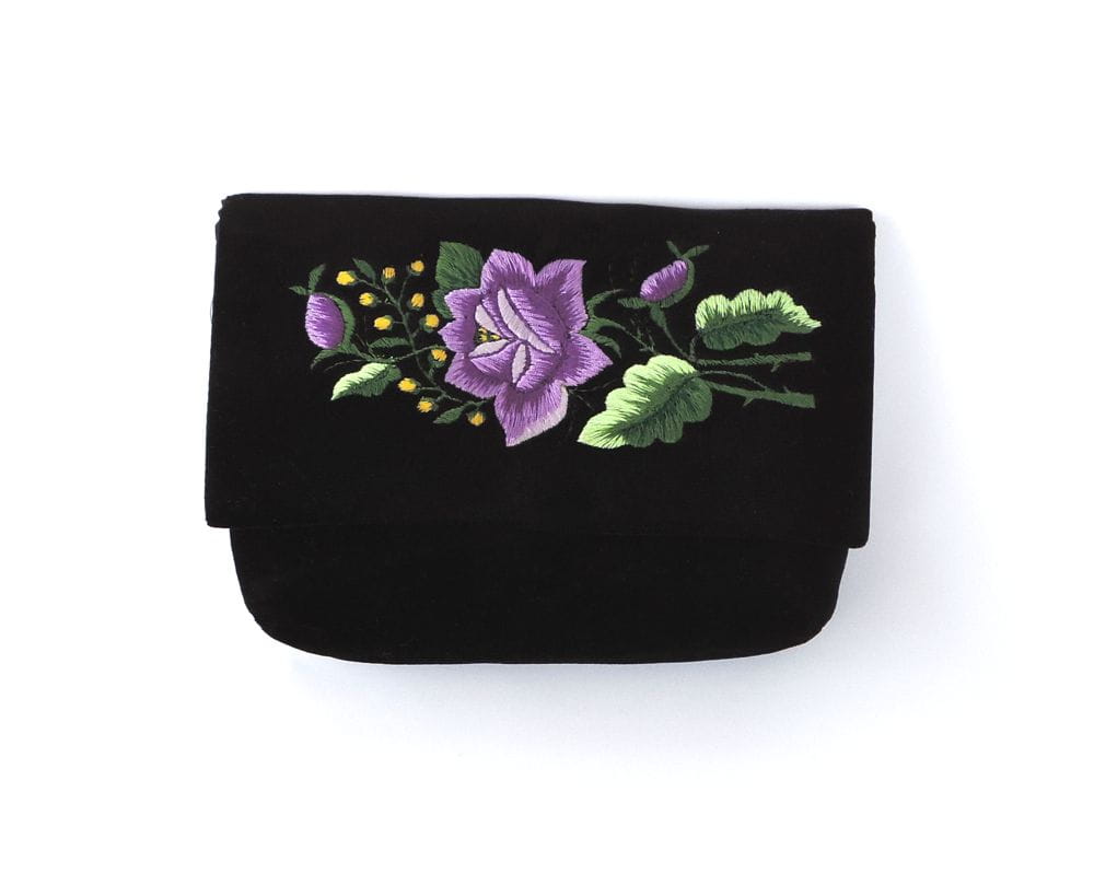 Černá psaníčko s fialovou rybářskou růží