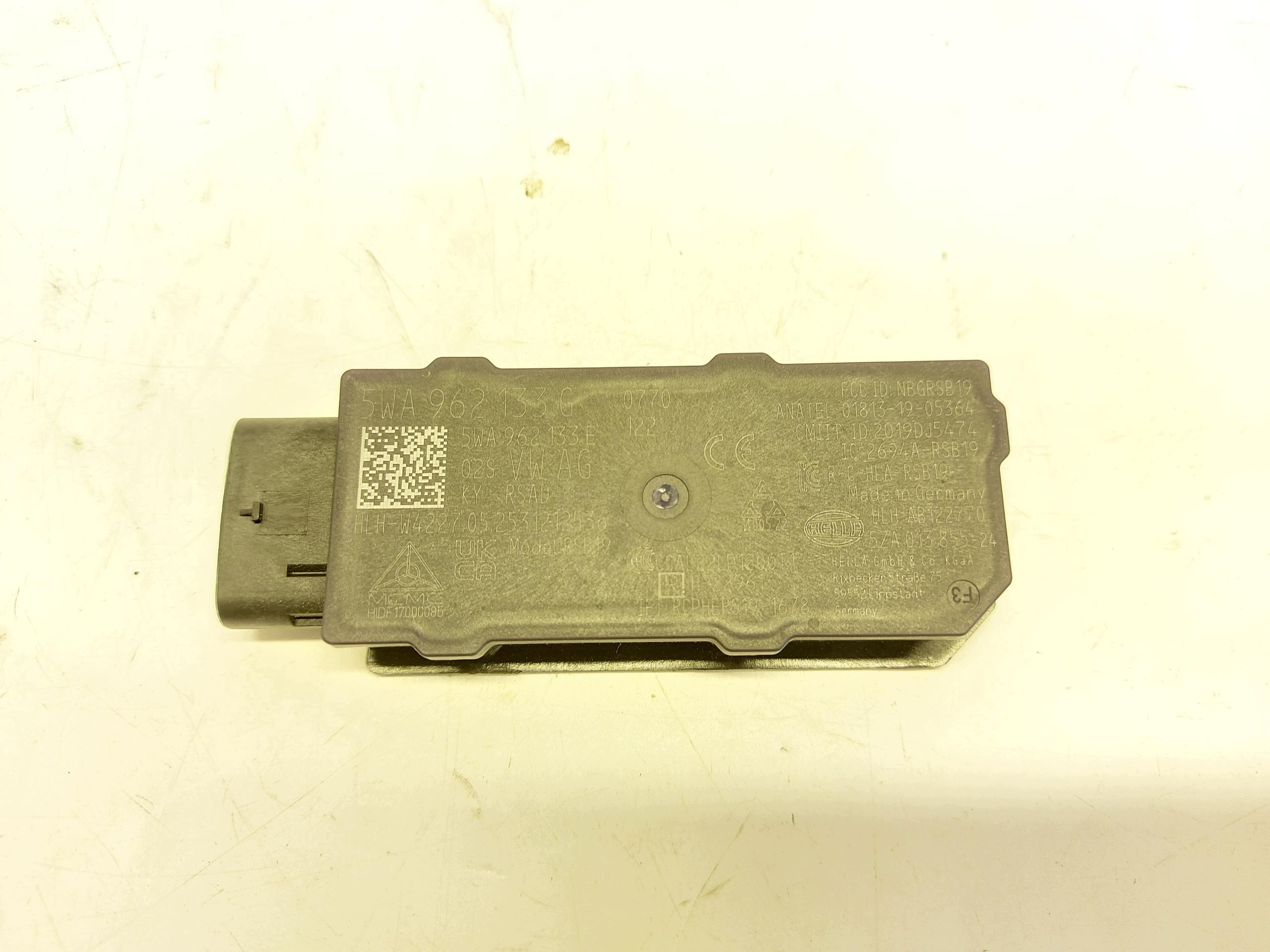 VW Passat R B9 3J0 2025r antenna module amplifier 5wa962133g