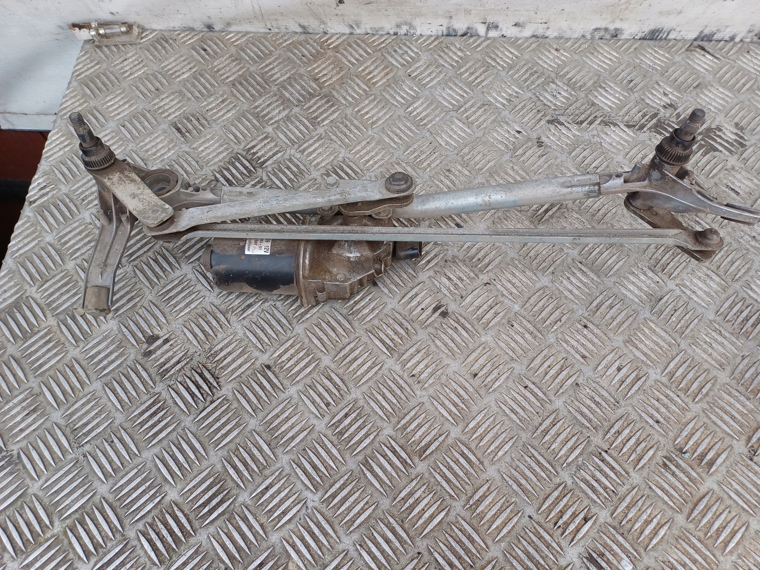 BMW E90 wiper mechanism front 6978263