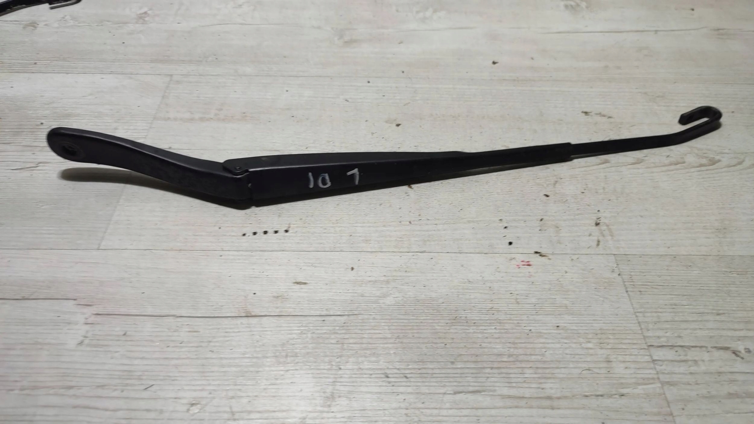 Dacia Duster and 16r 1.6b left side wiper arm