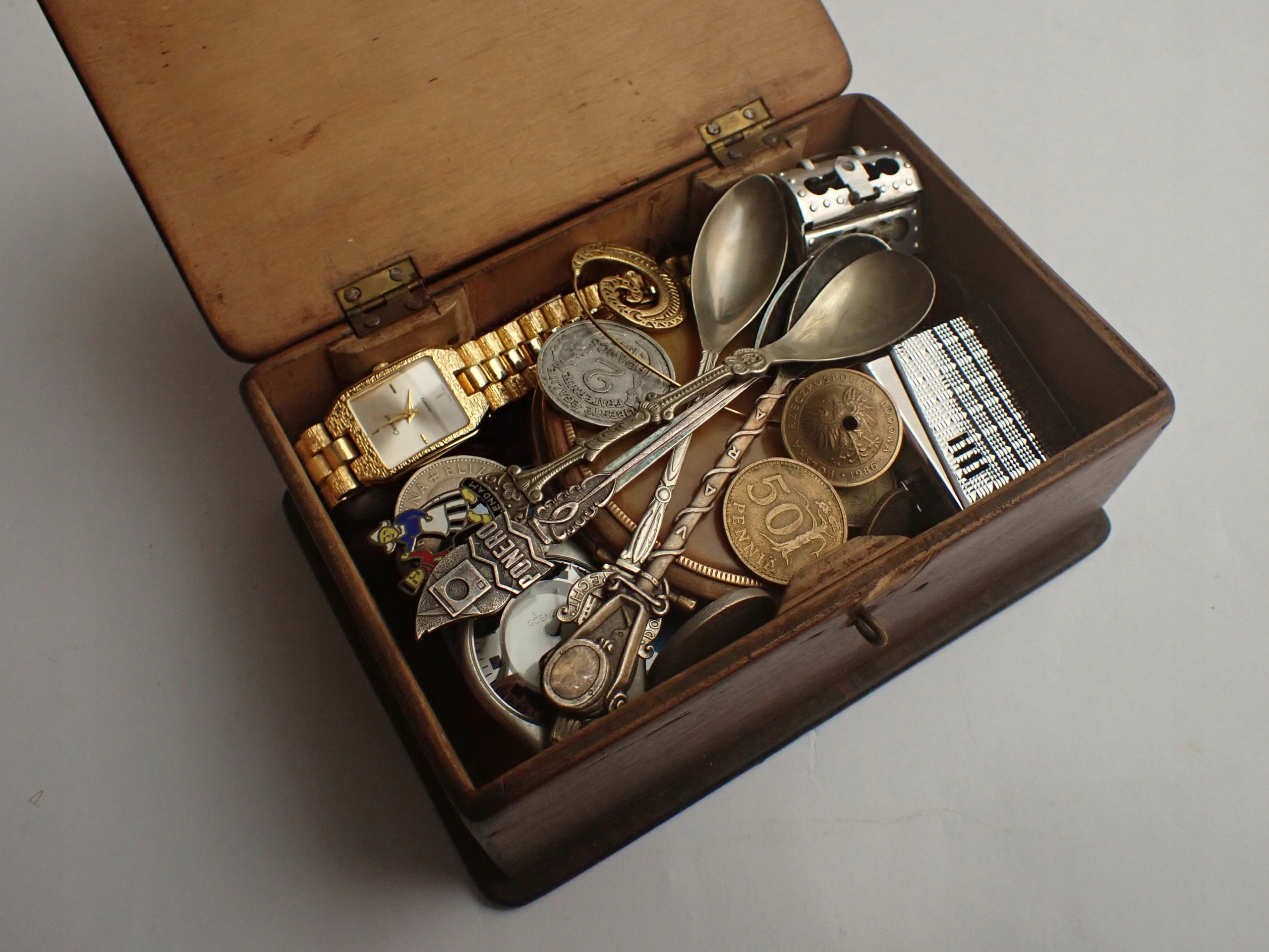 Набор старинных вещей, безделушек, безделушек и т. д.