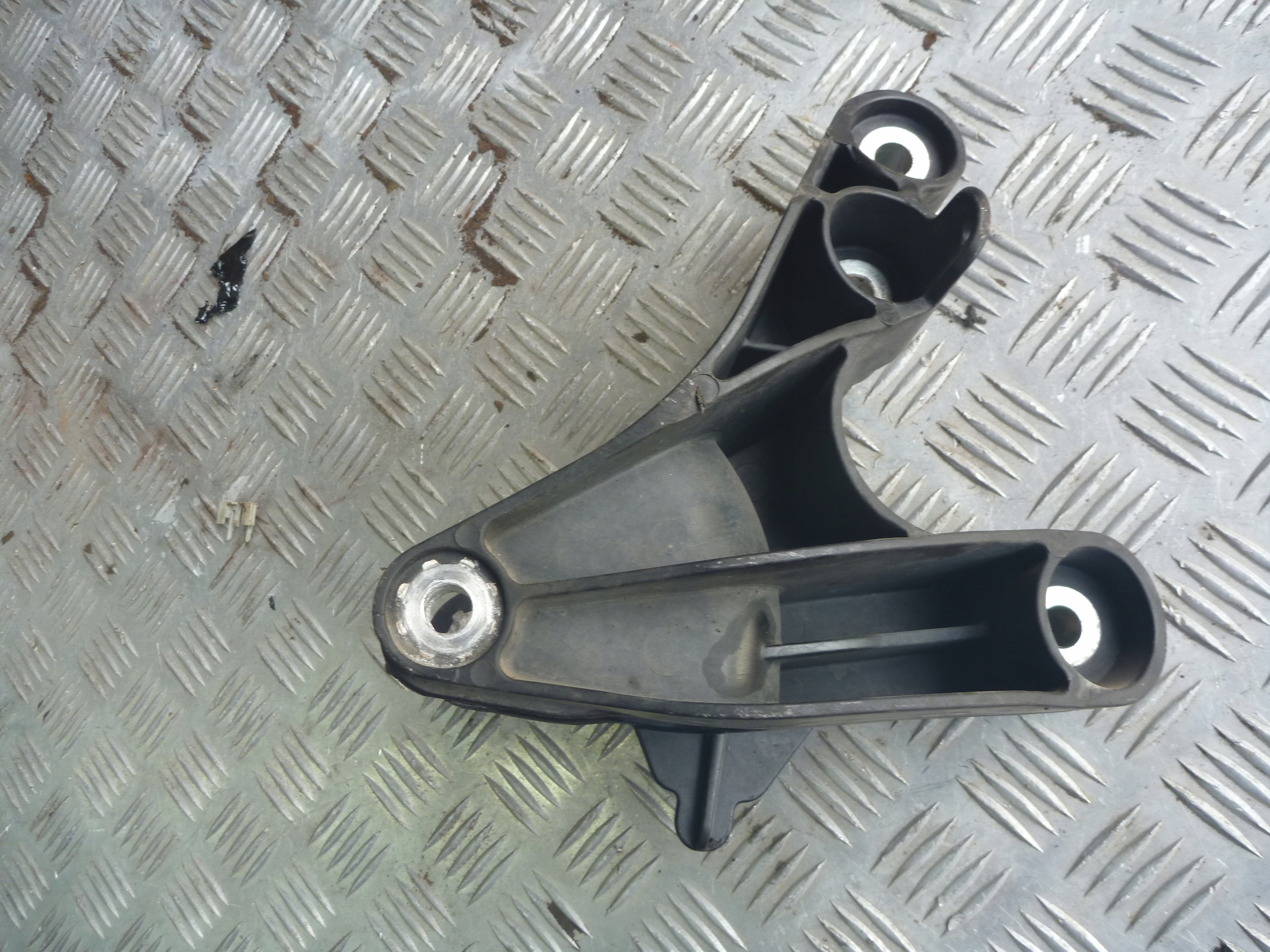 Лапа опора коробки Cadillac XT5 2017