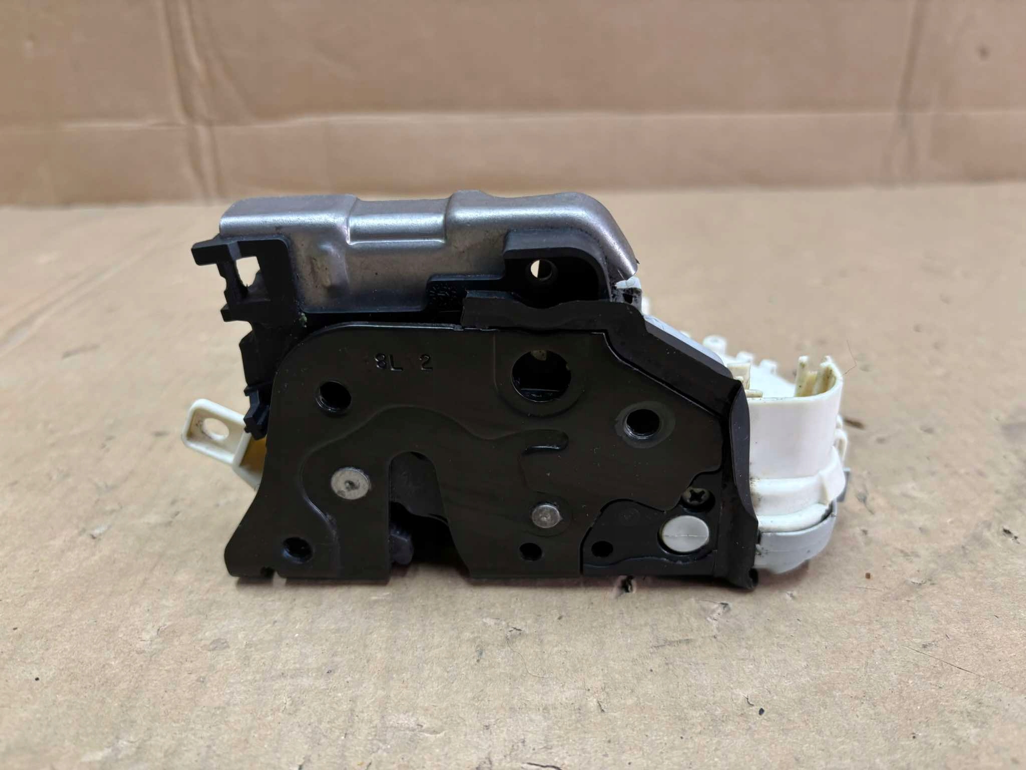 lock door left front AUDI LAMBORGHINI HURACAN VW TOUAREQ 8J1837015C