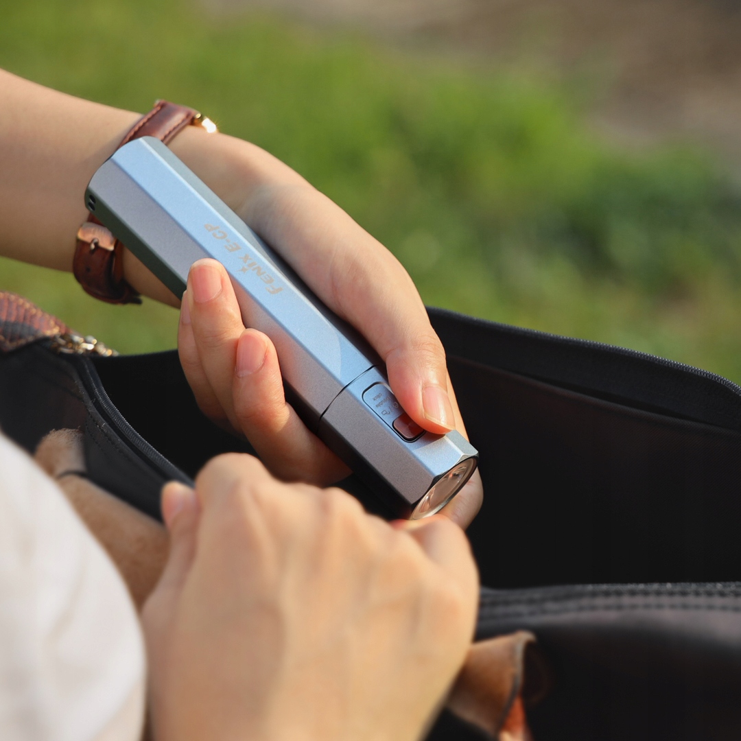 Latarka diodowa Fenix E-CP niebieska 1600lm 222m Kolor dominujący odcienie niebieskiego