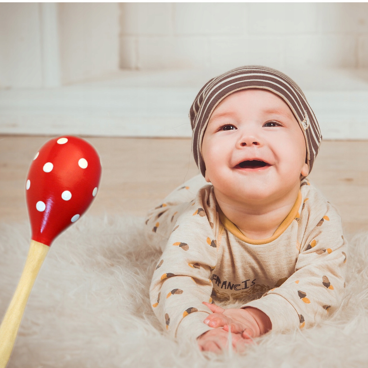 DREWNIANY MARAKAS DLA DZIECI INSTRUMENT MUZYCZNY KOLOROWY GRZECHOTKA Marka inna