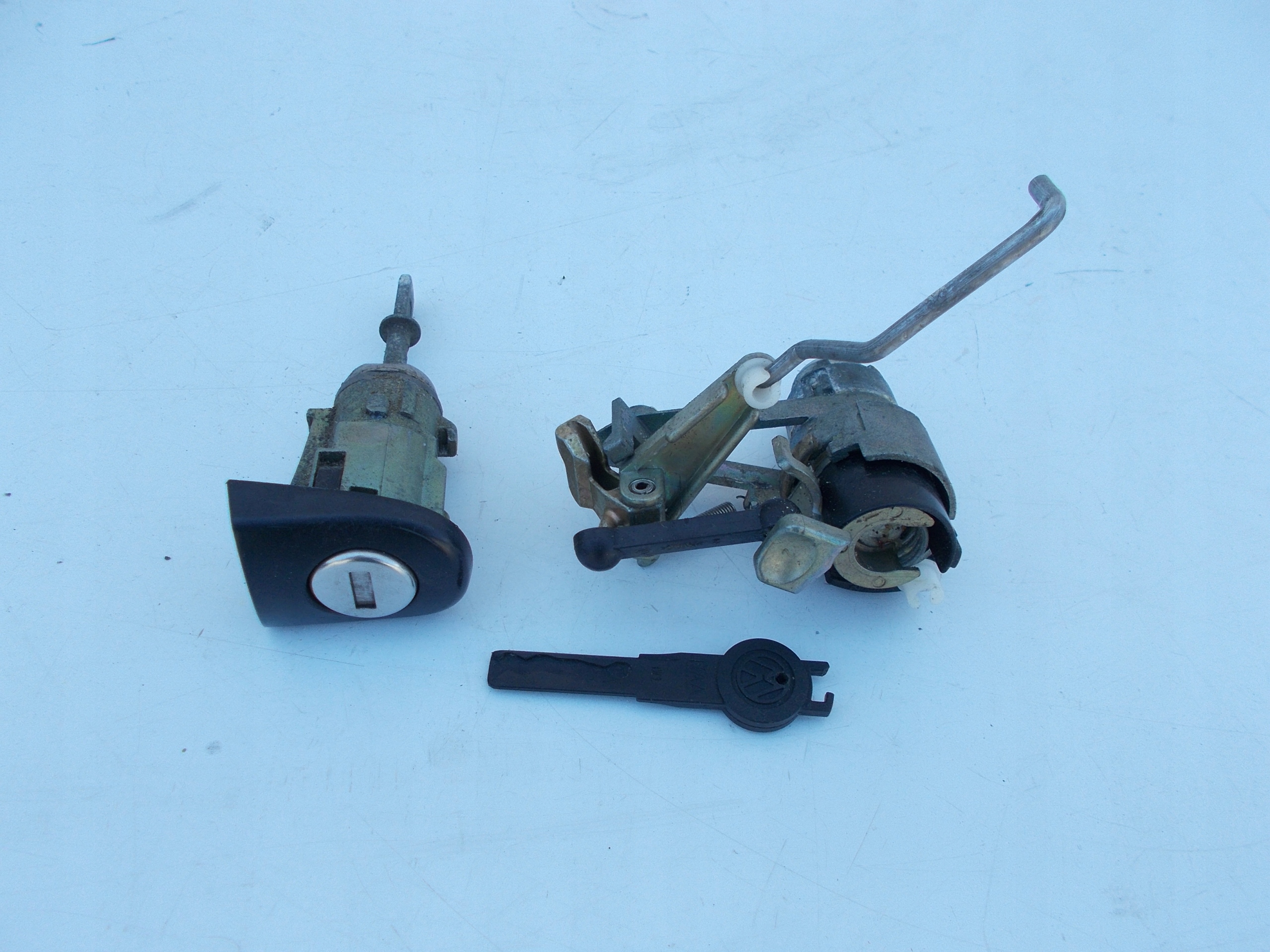 Zamek wkładka klapy bagażnika lewa VW Golf IV Producent części Volkswagen OE