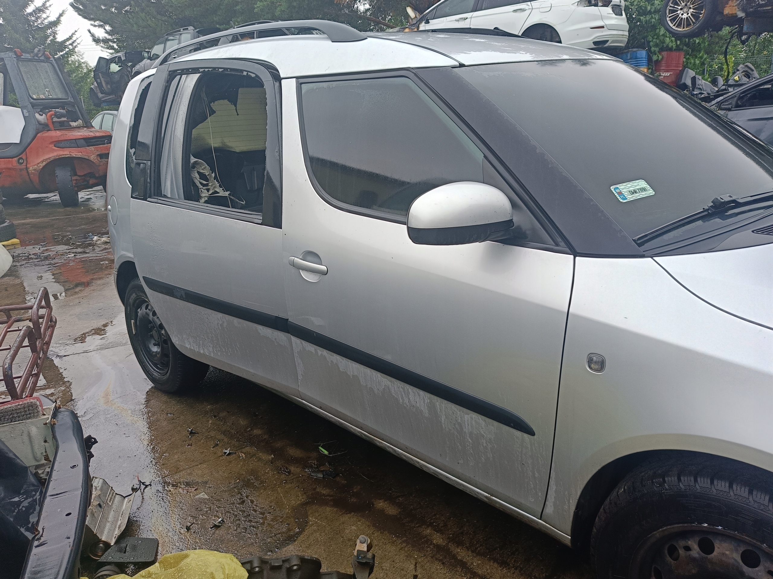 SKODA ROOMSTER LIFT PAS TYŁ WANNA PODŁOGA Typ samochodu Samochody osobowe