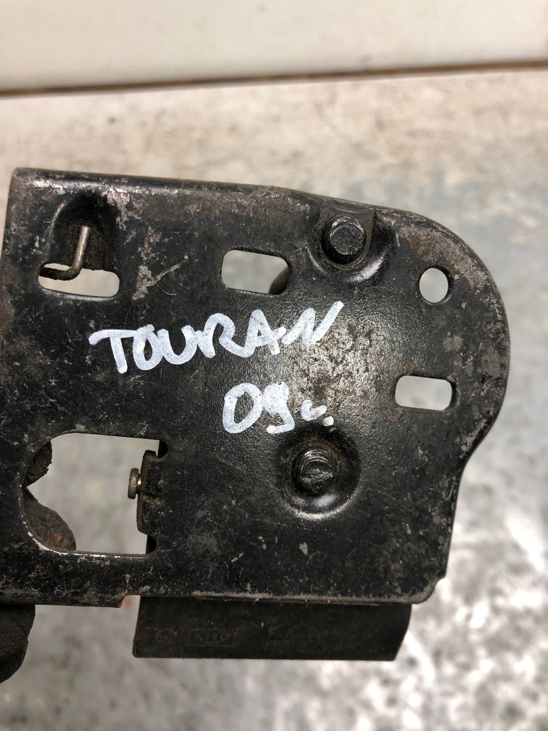 lock RYGIEL bonnets VW TOURAN and 1T0823480A