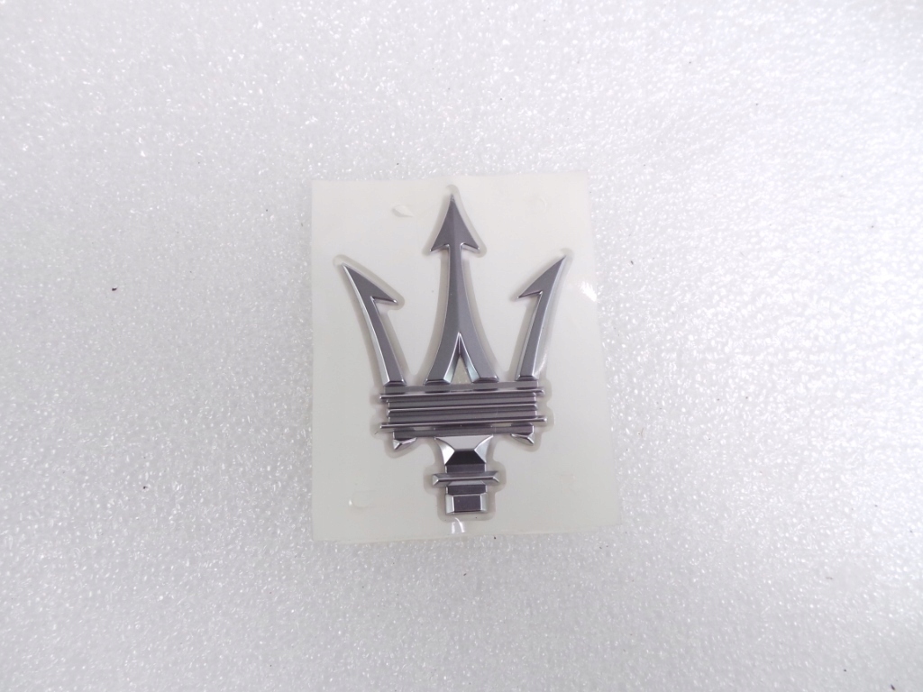 Bočné logo Maserati MC20