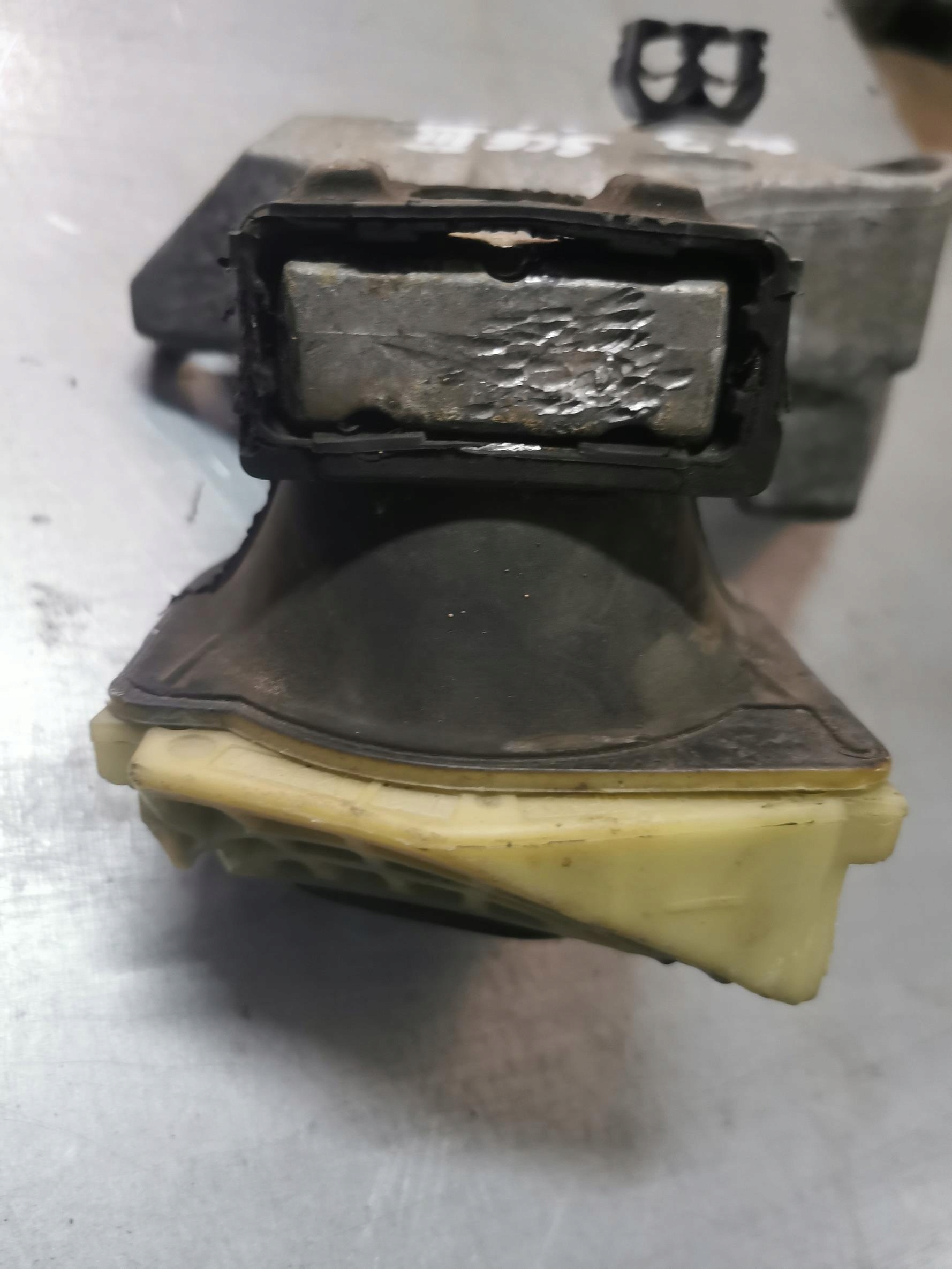 holder engine mount RENAULT SCENIC III 1.4 TCE 112100017R