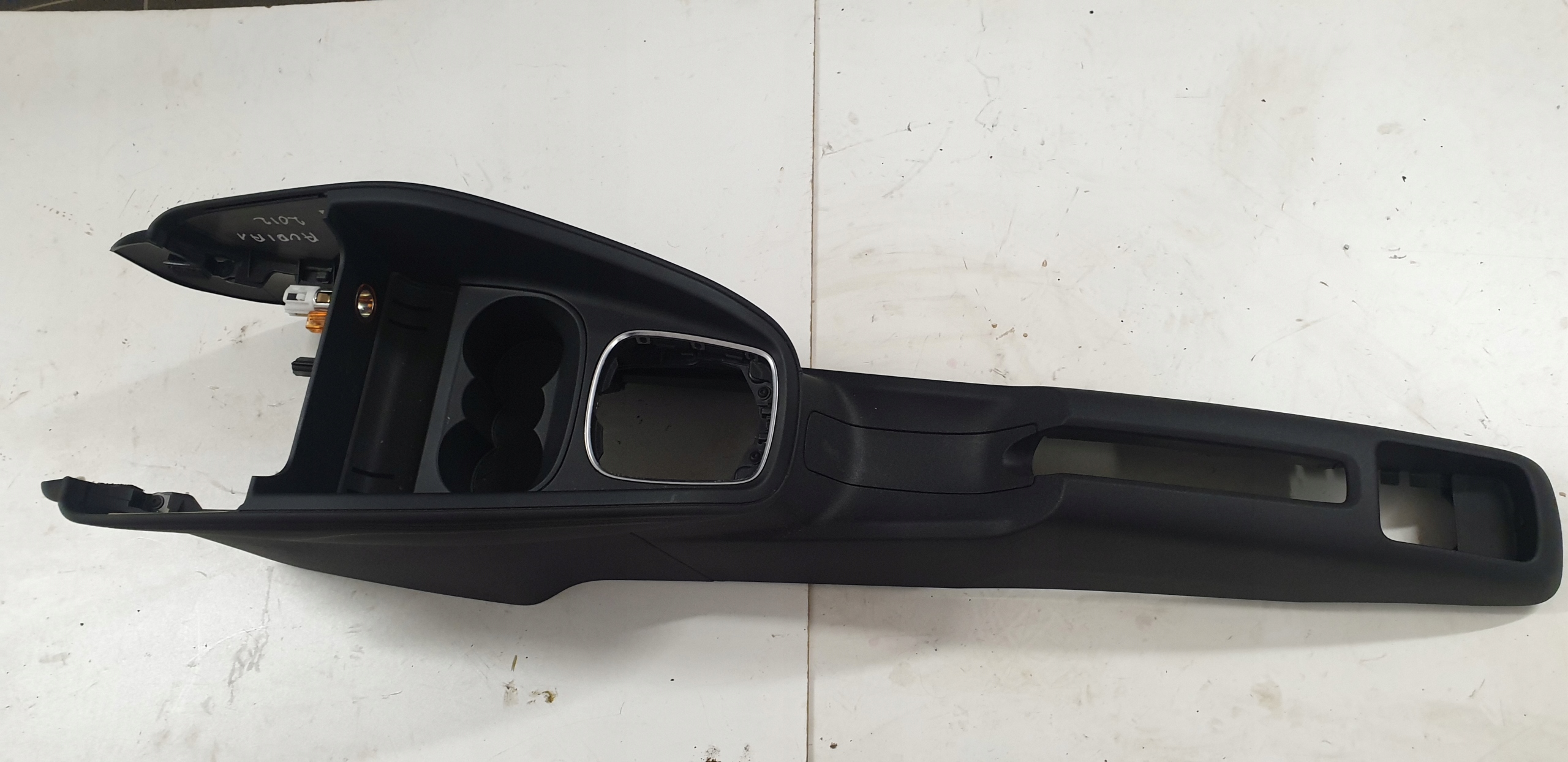 TUNEL console central AUDI A1 2009- 8X 8X0863240D