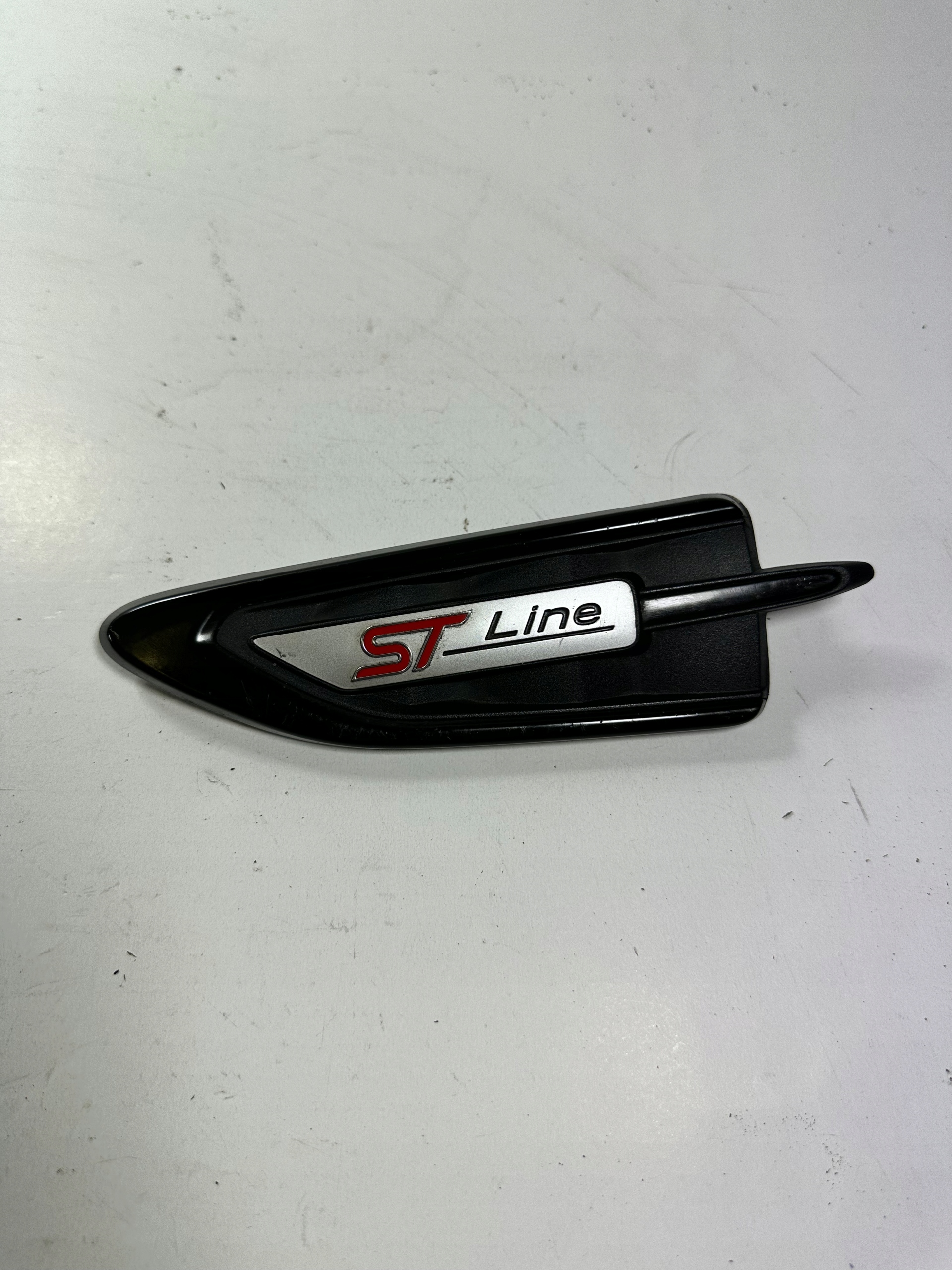 KUGA MK2 LIFT EMBLEMAT BŁOTNIKA ST LEWY GJ54-16C217-CA