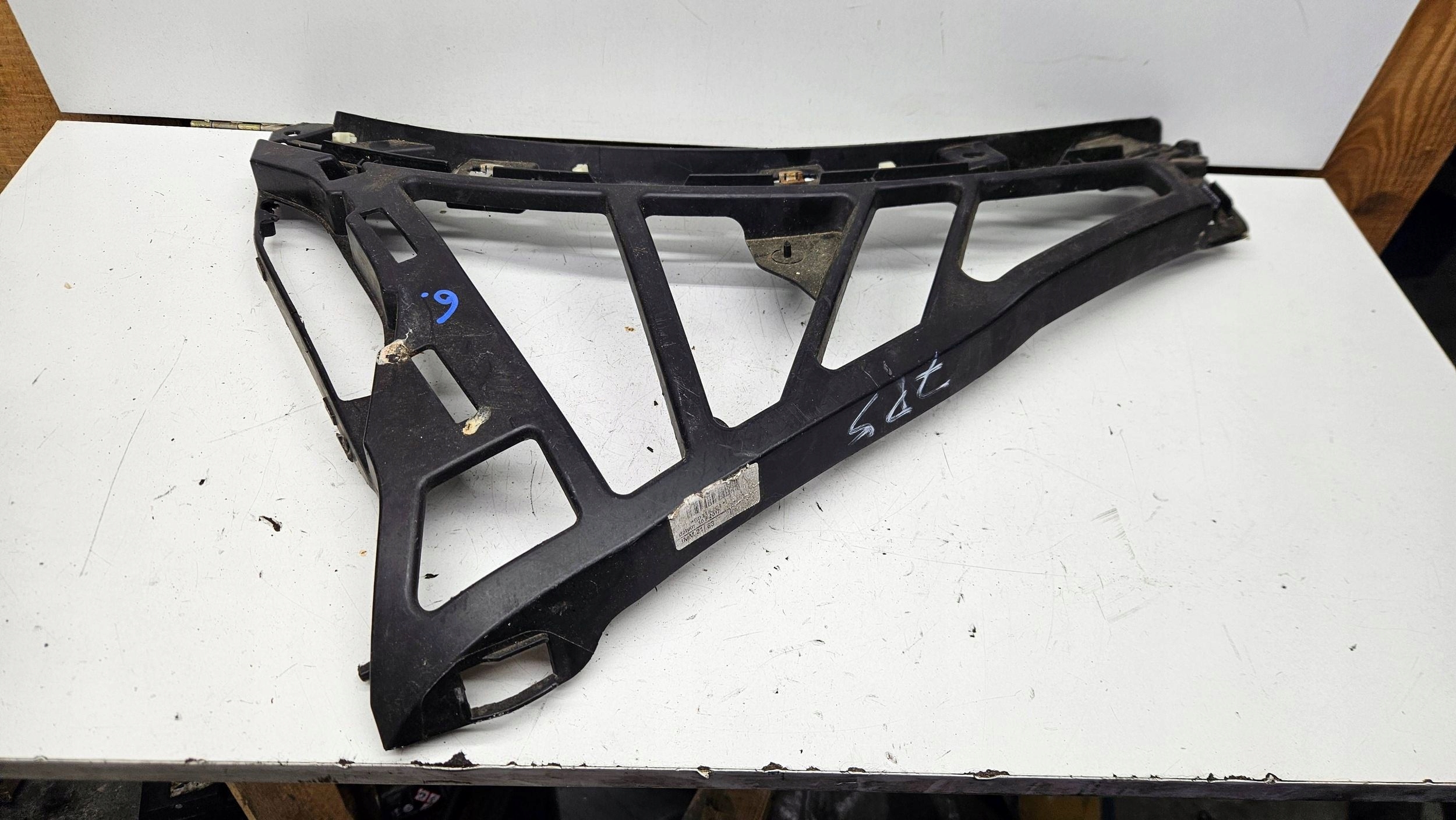 Porsche Cayenne holder bumper bracket of the front left front 7P5807177