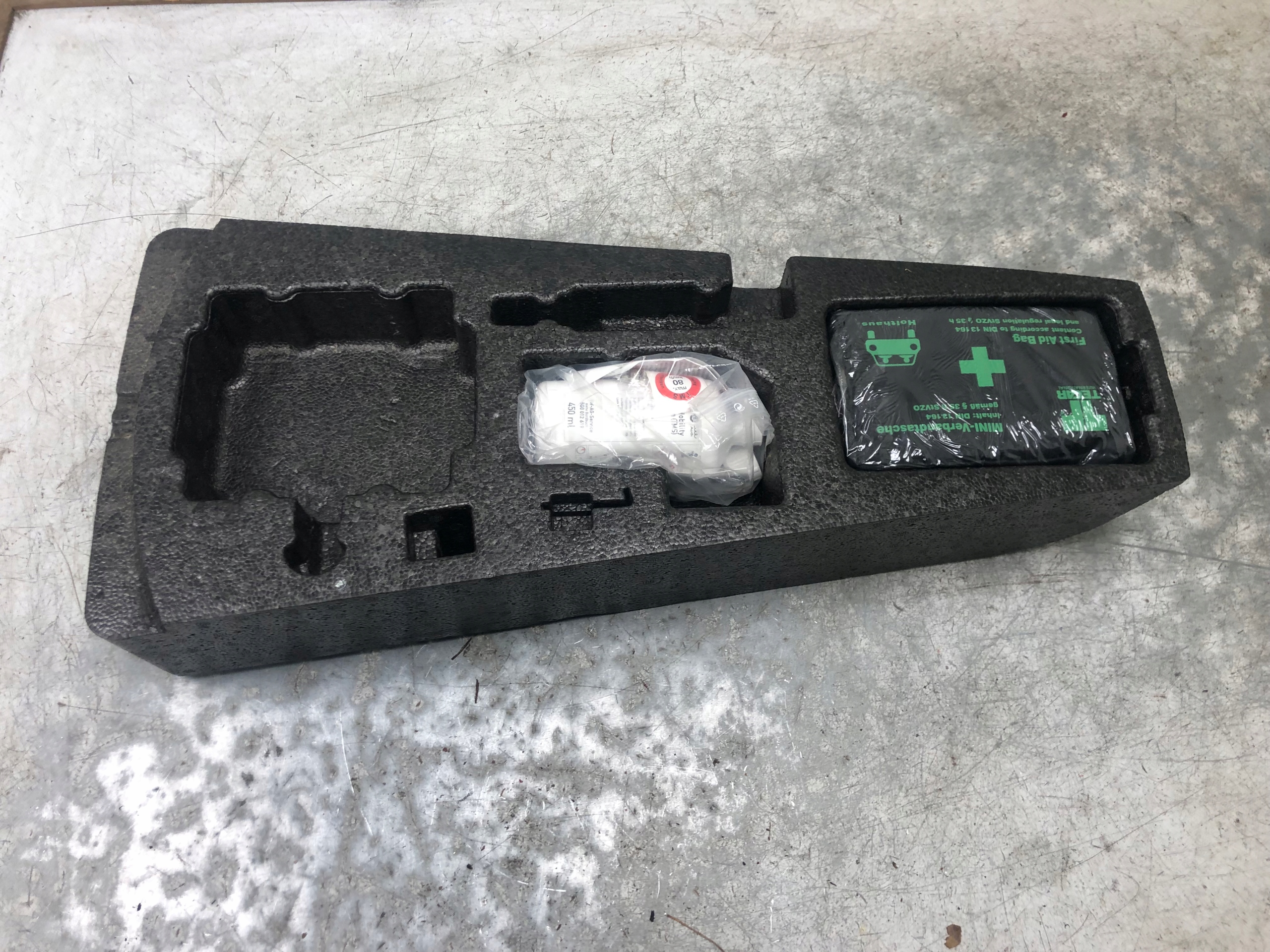 polystirene running board first aid kit KLEJ SEAT LEON III HB 5F0012109A