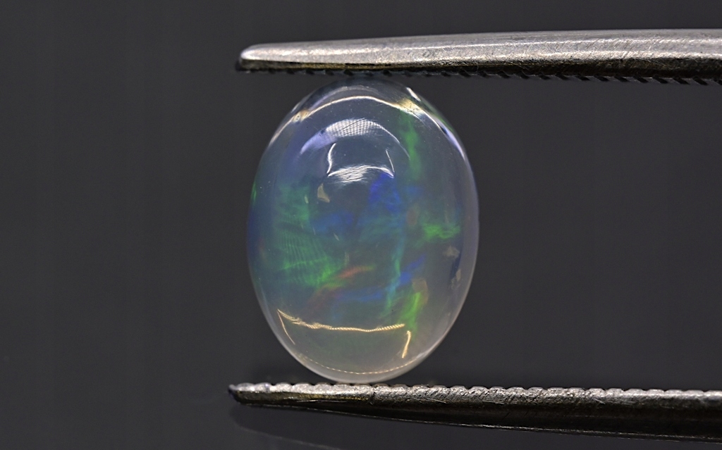 Opál z Etiopie kabošon ovál 8x6 mm