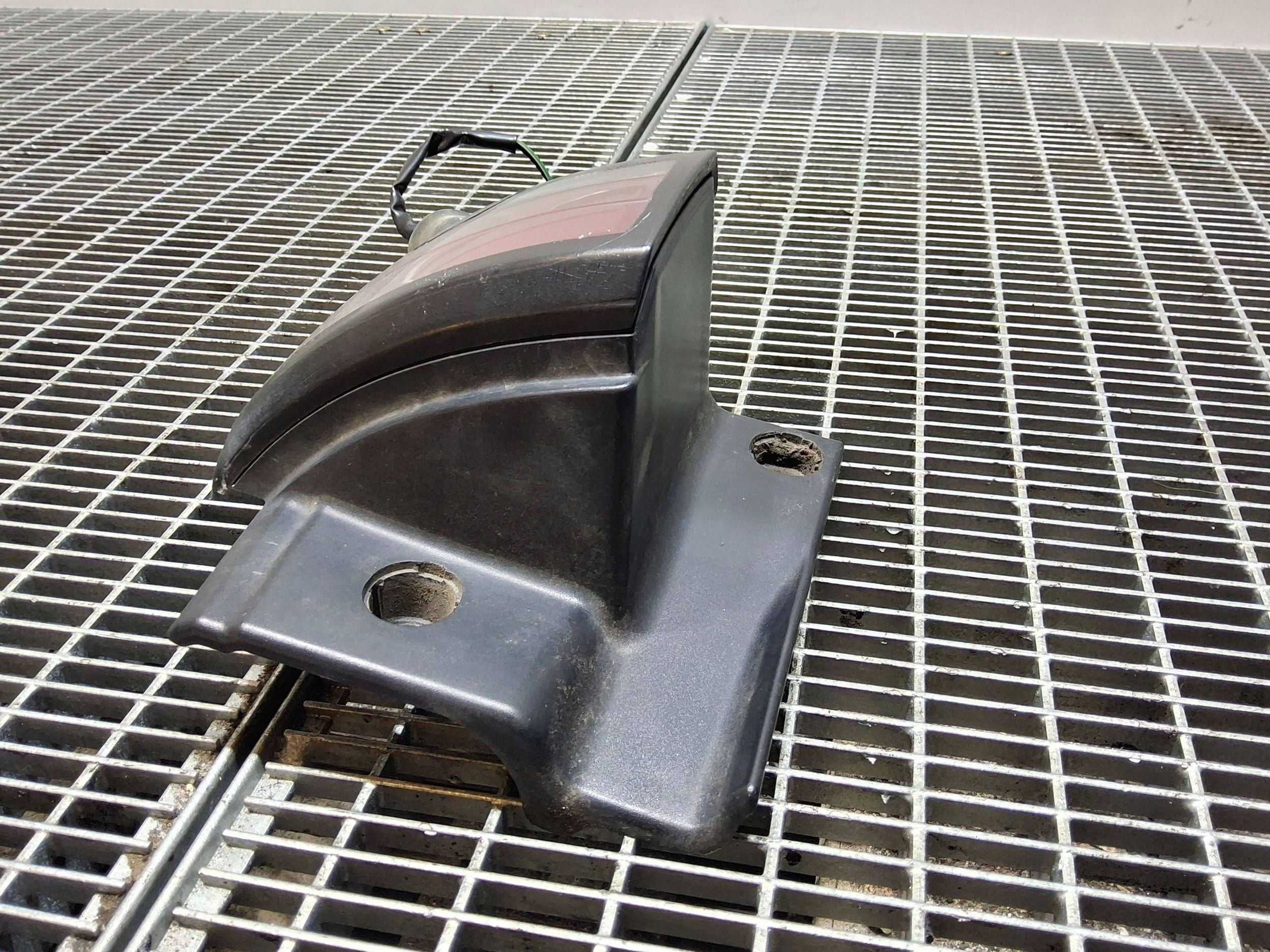 nissan ELGRAND 2004 задний правая сторона фонарь