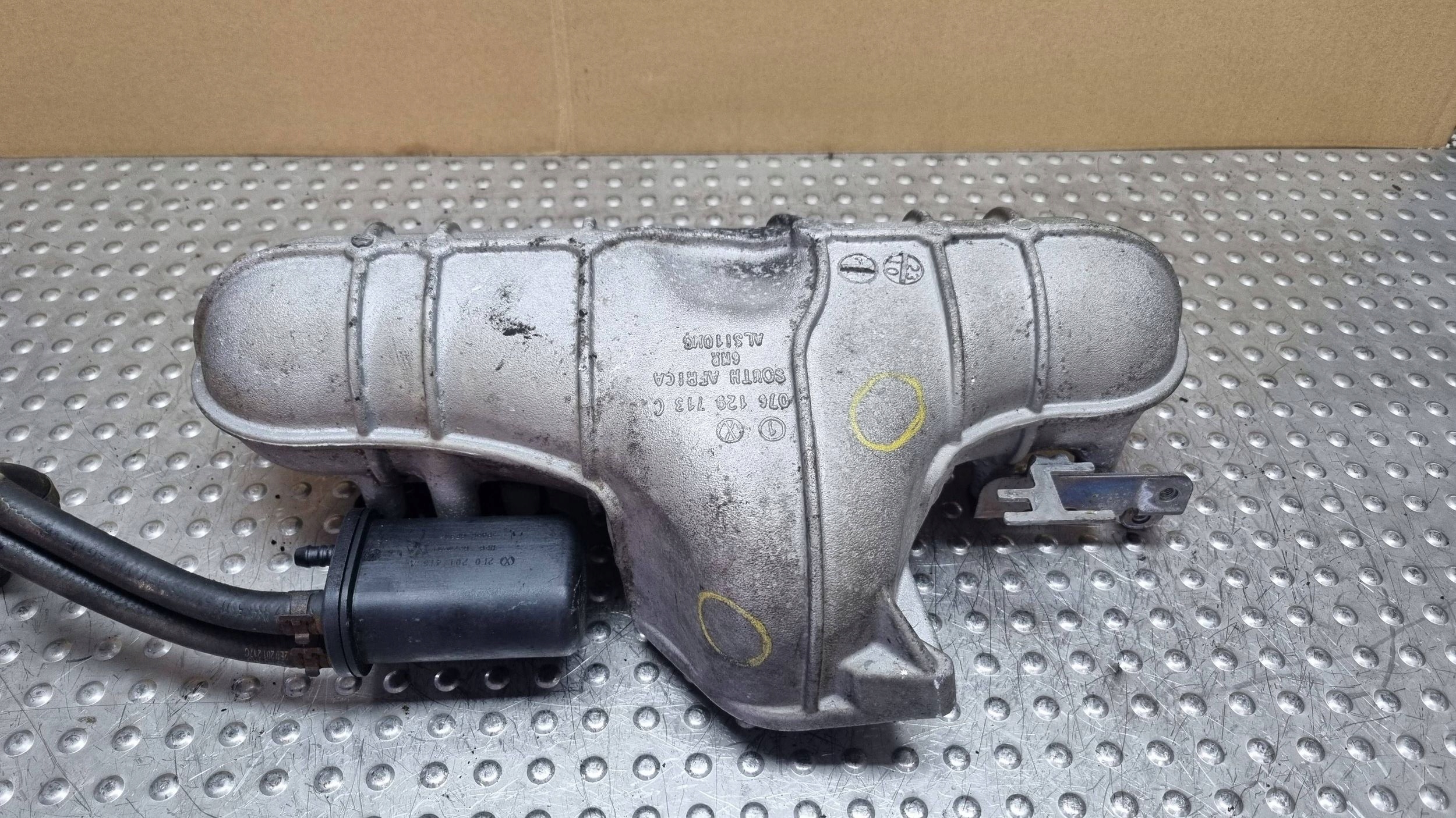 intake manifold 076129713C VW CRAFTER 2.5 TDI