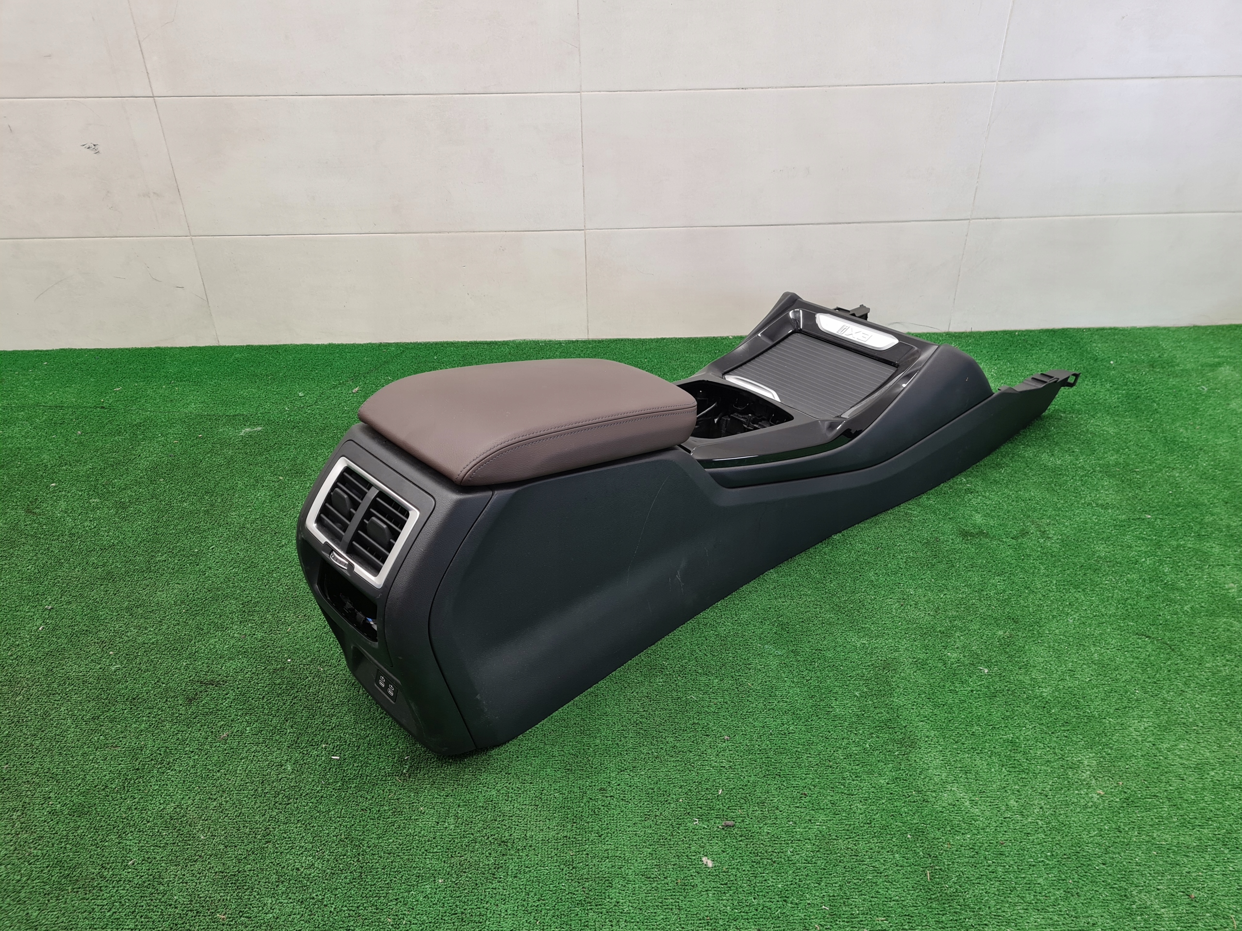 BMW G08 тунель середина