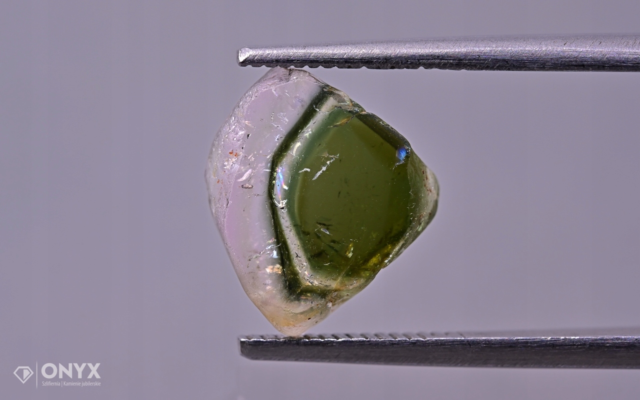 Turmalín nepravidelná deska 11,5x10 mm