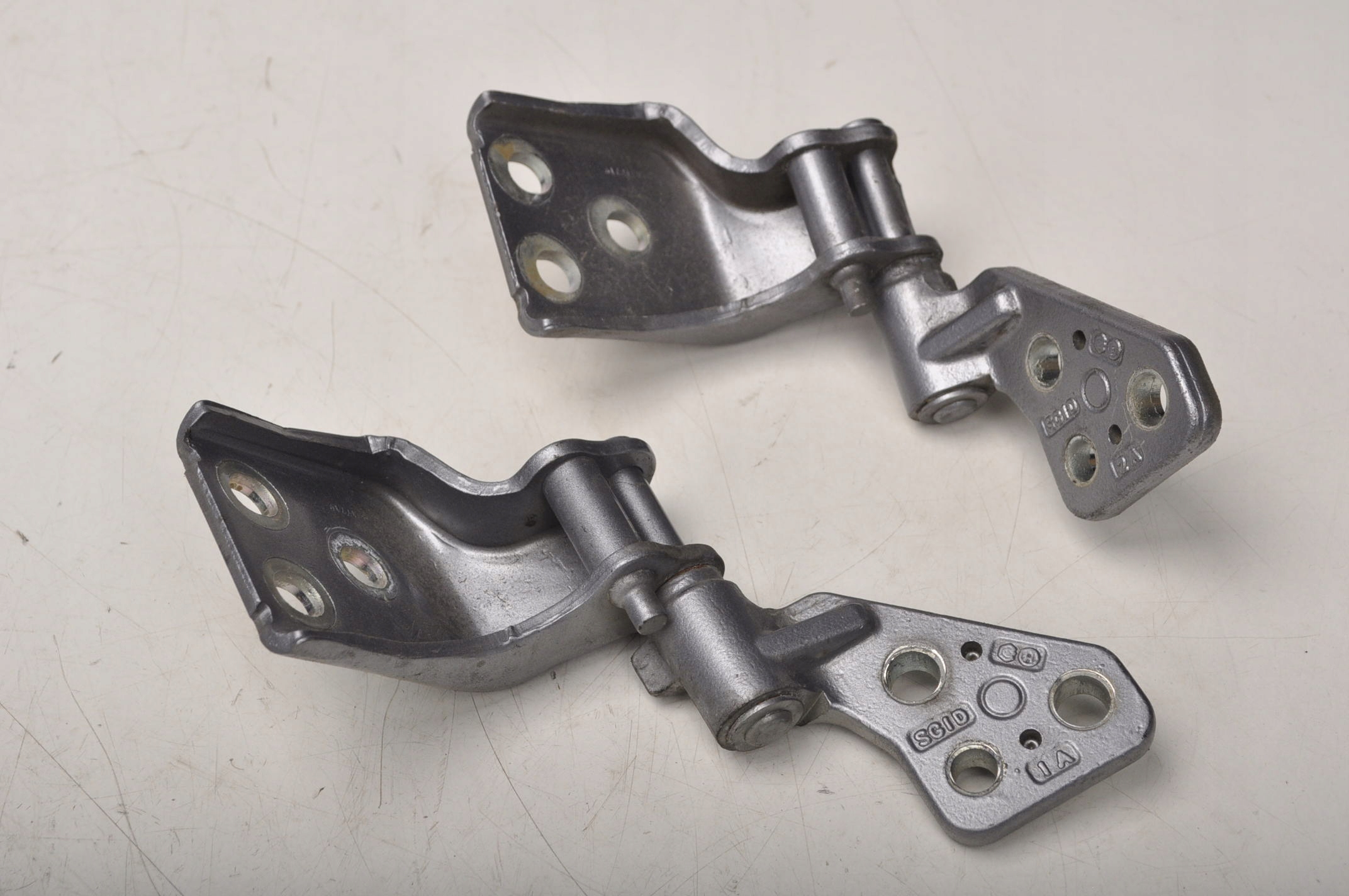 BERLINGO III ZAWIAS DRZWI PRAWY TYŁ SKRZYDŁO