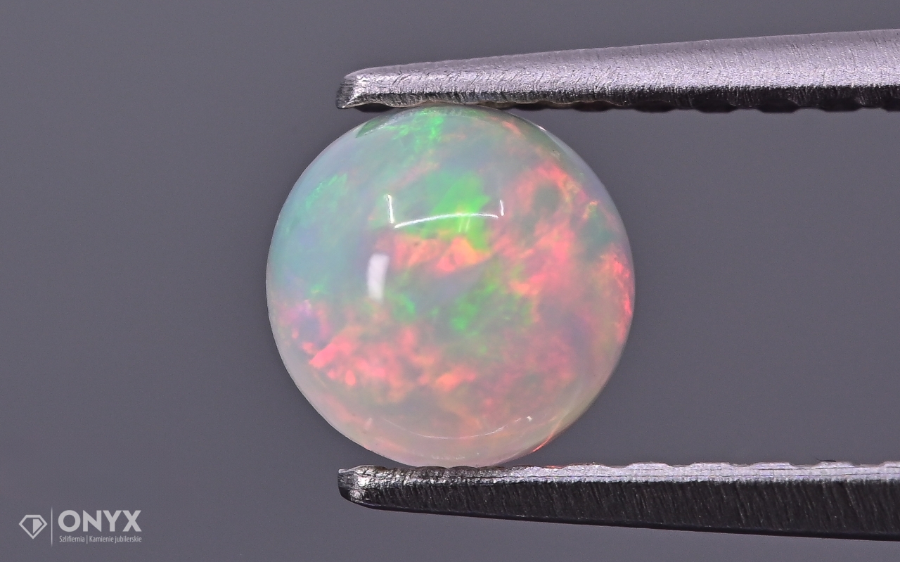 Opál z Etiopie kabošon kulatý fi 5 mm