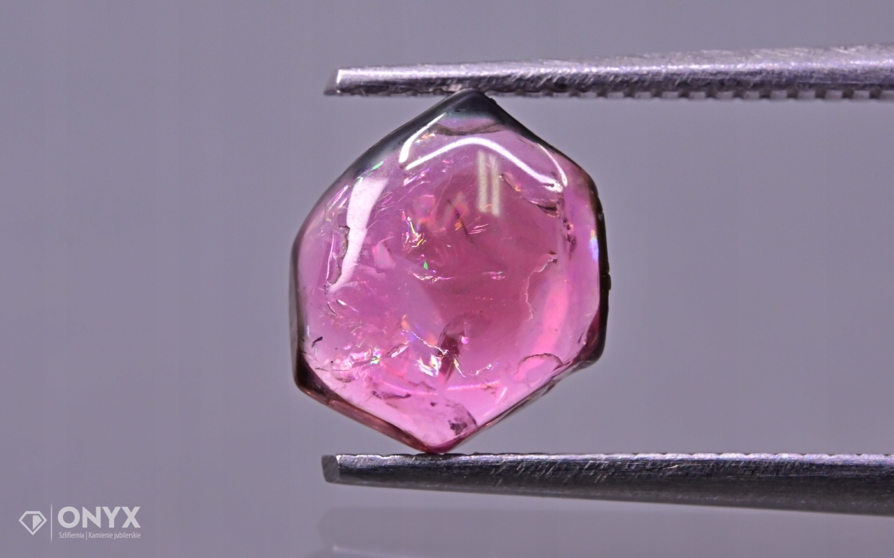 Turmalín konvexní nepravidelná dlažba 7,5x6,5 mm