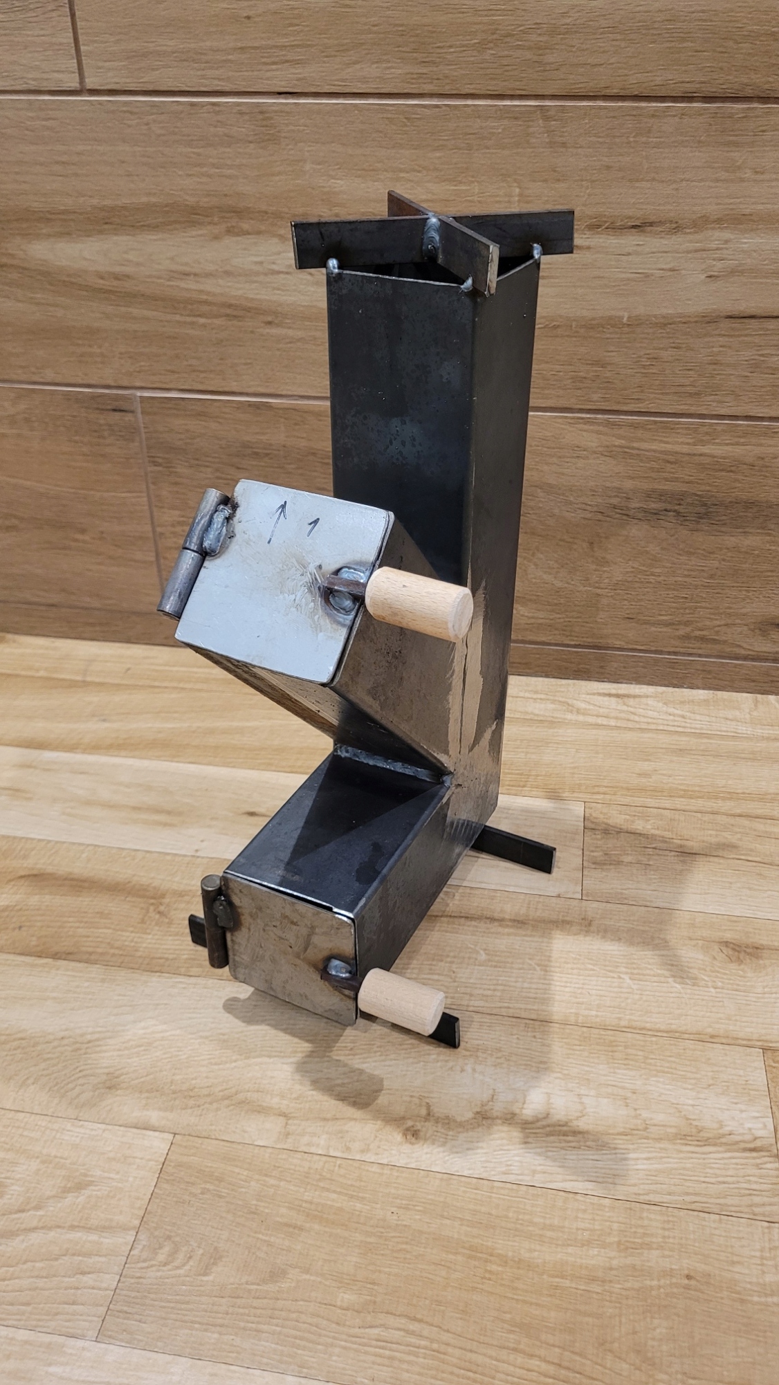 Malý raketový kotel s dvířky