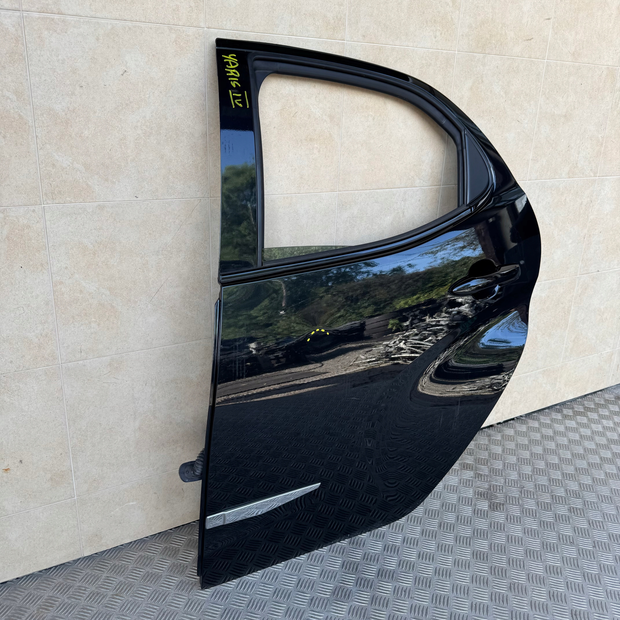 door rear. left TOYOTA YARIS IV 2020 ROK