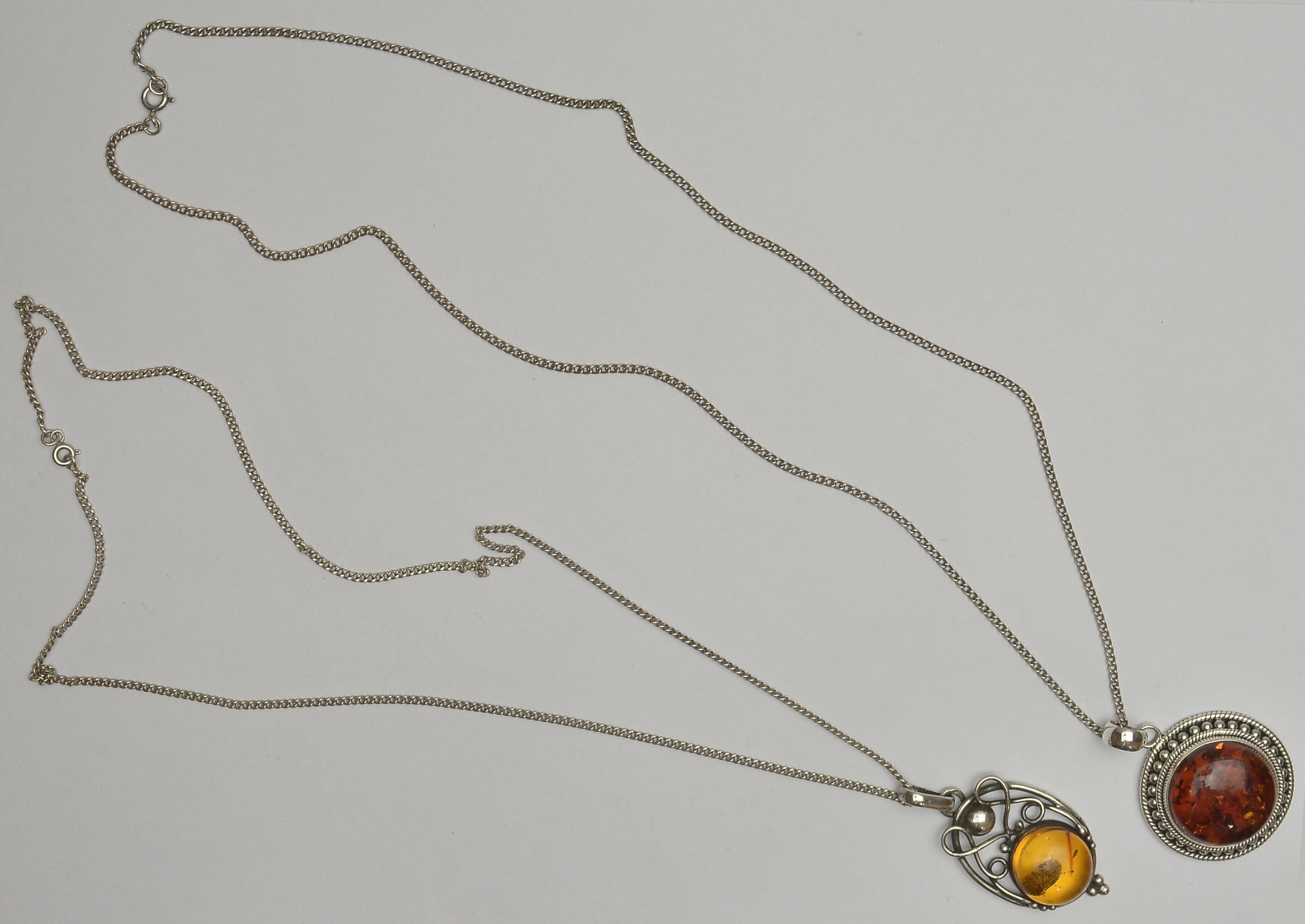 2.ep.ZEST., SREBRNE NASZYJNIKI Z BURSZTYNEM SZT.2