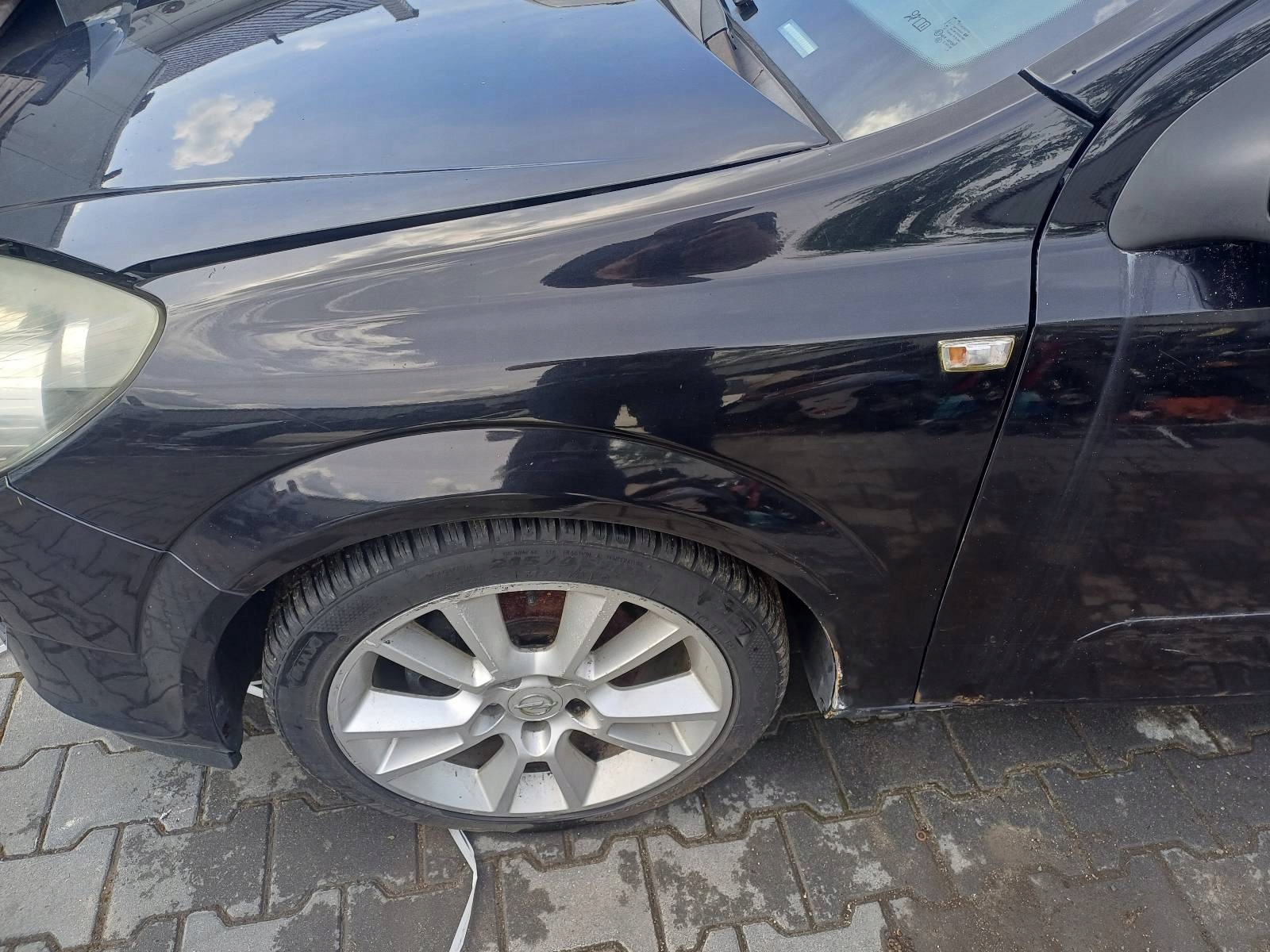 BŁOTNIK LEWY PRZÓD OPEL ASTRA H Z20R