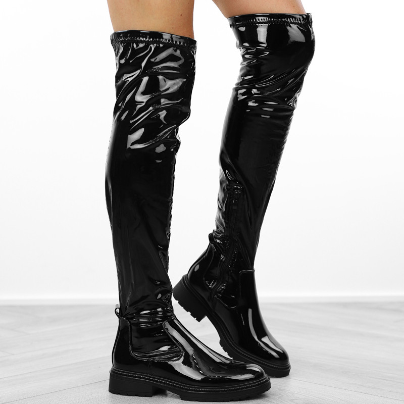 Černé dámské lakované kozačky lesklé ploché za koleno kozačky