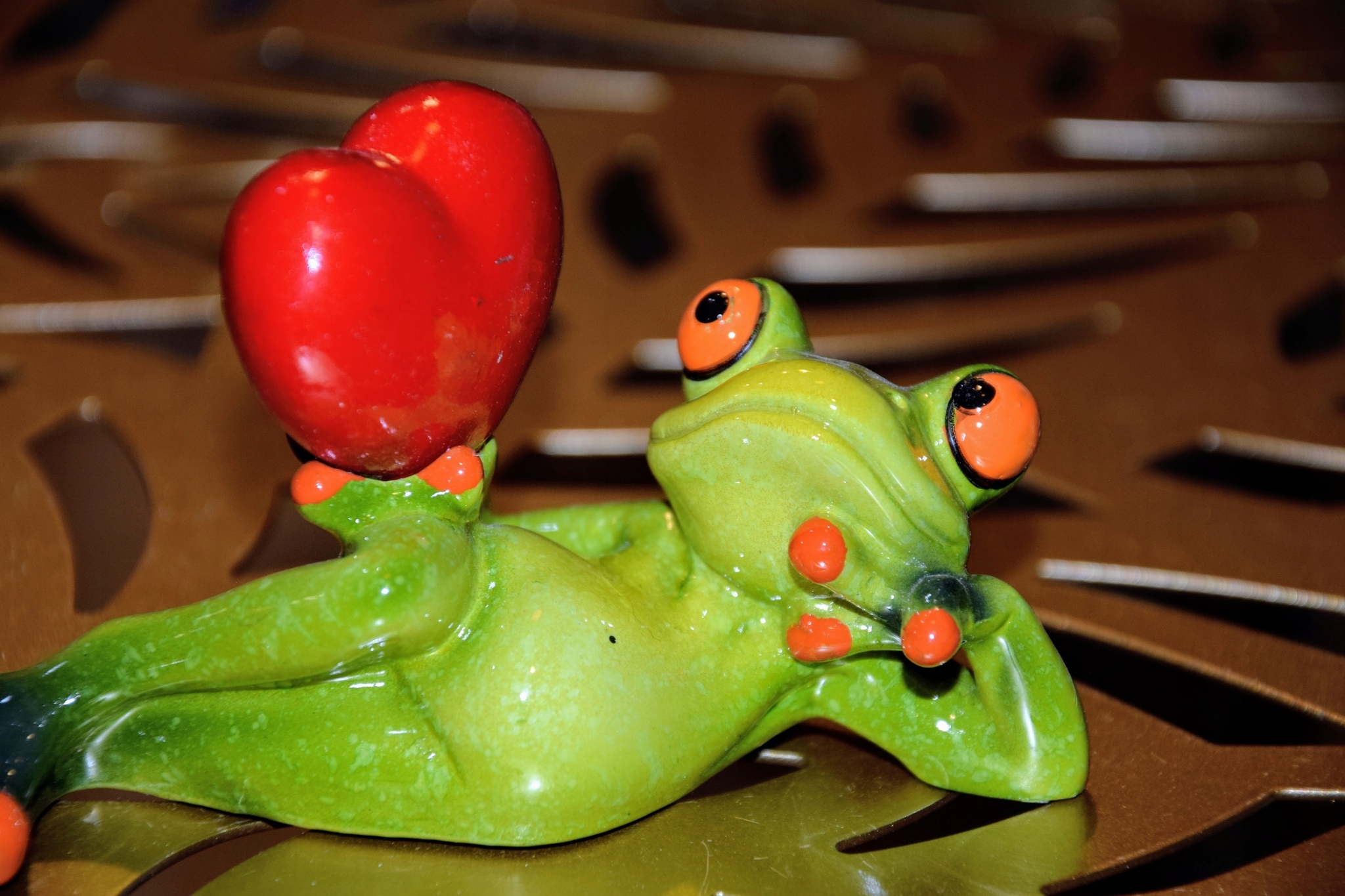 FIGURKA ŻABA LEŻĄCA Z SERCEM EAN (GTIN) 5902663052585