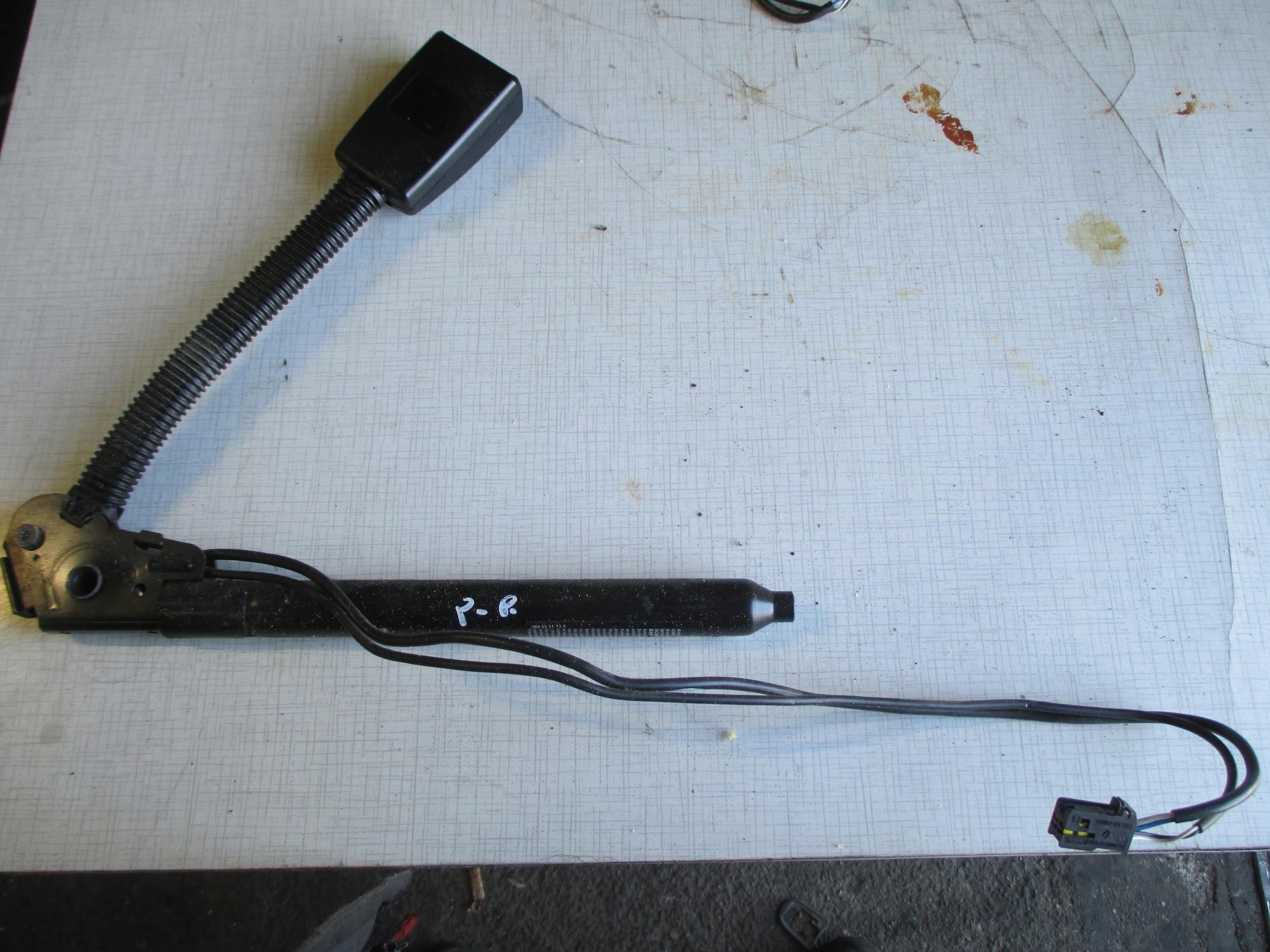 BMW E65 01-05 NAPINACZ PASA PRAWY PRZÓD 8223330