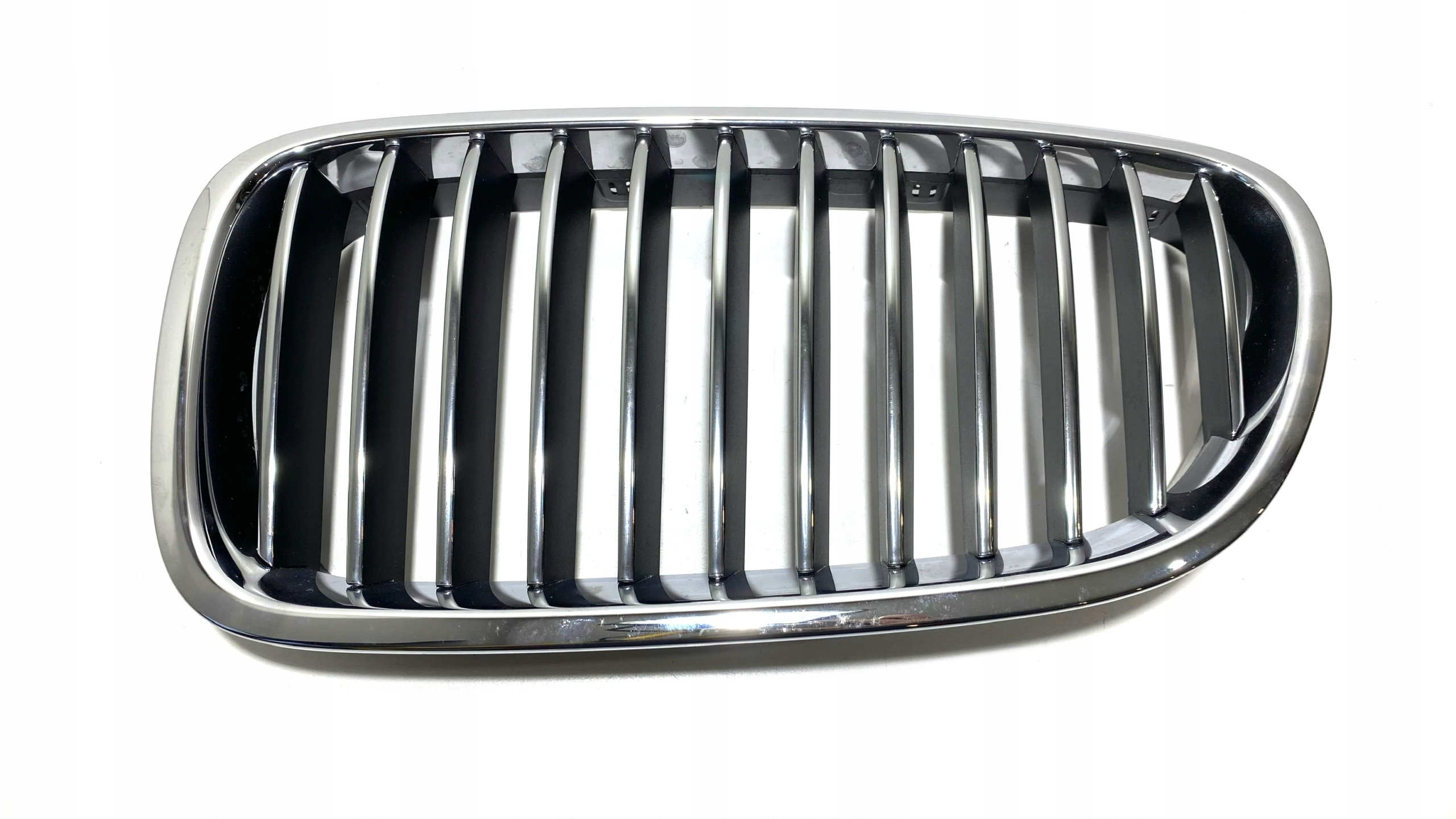 GRIL ATRAPA NERKA BMW F10 F11 7200728 7200727 Strona zabudowy przód