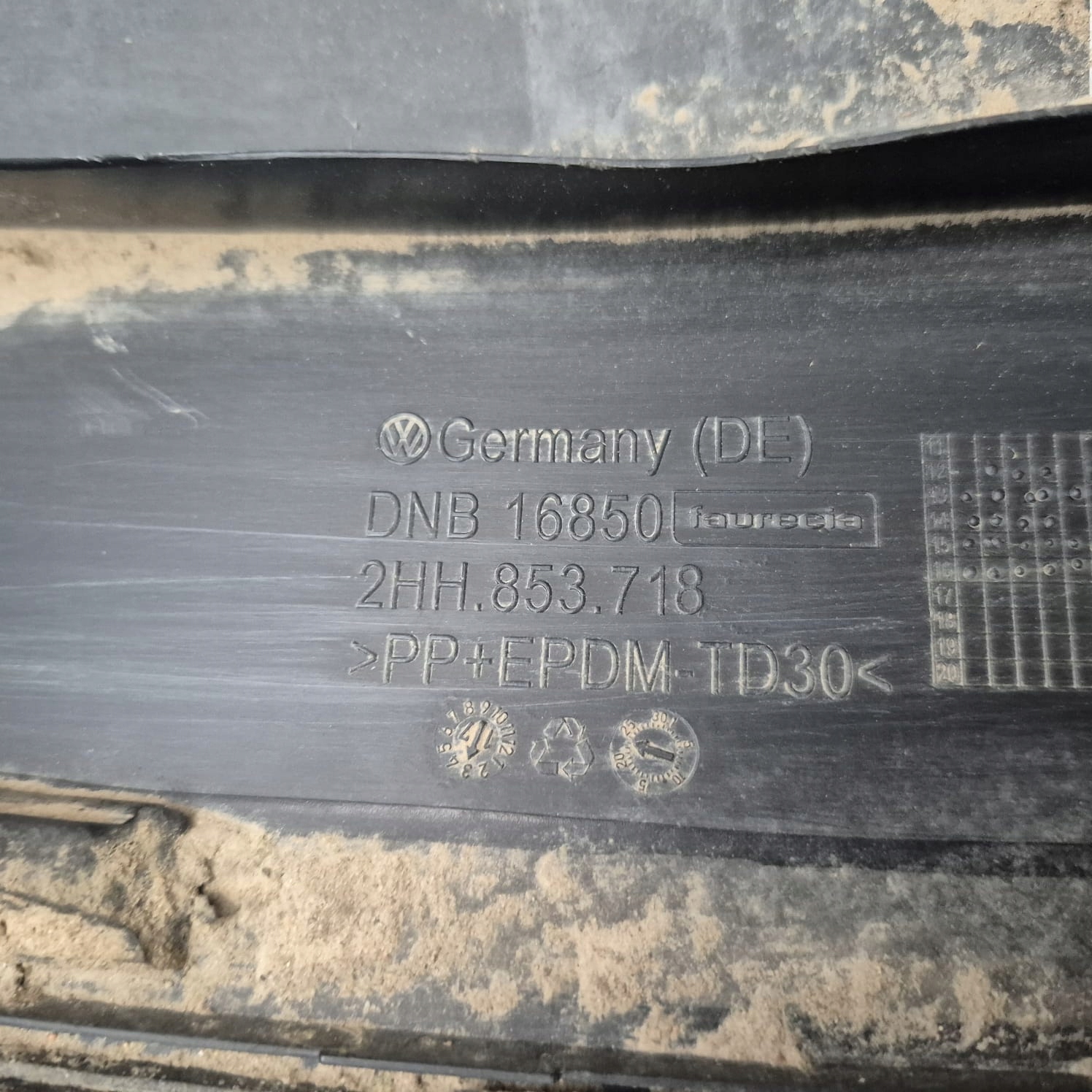 VW AMAROK and 1 LIFT 13-16 moulding cap right front