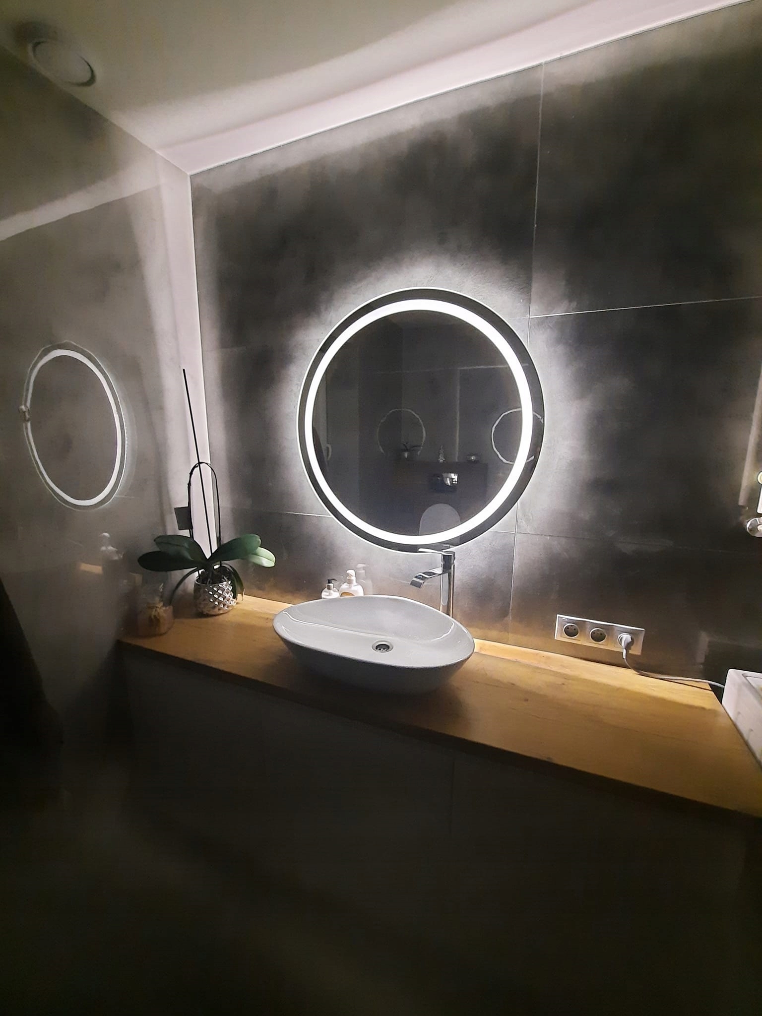 LUSTRO OKRĄGŁE PODŚWIETLANE LED fi 70cm ŁAZIENKOWE Kolor mebla srebrny