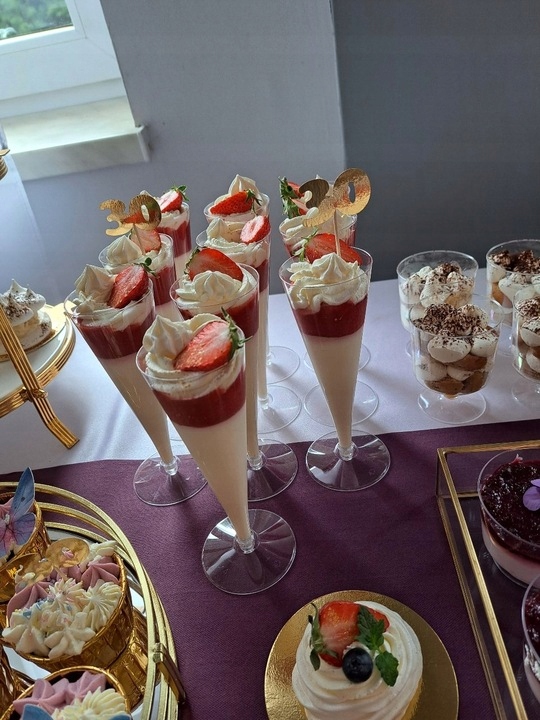 KUBECZKI PUCHARKI Z NÓŻKĄ NA DESER WINO 170 ML 10 SZT. Kod producenta 2290