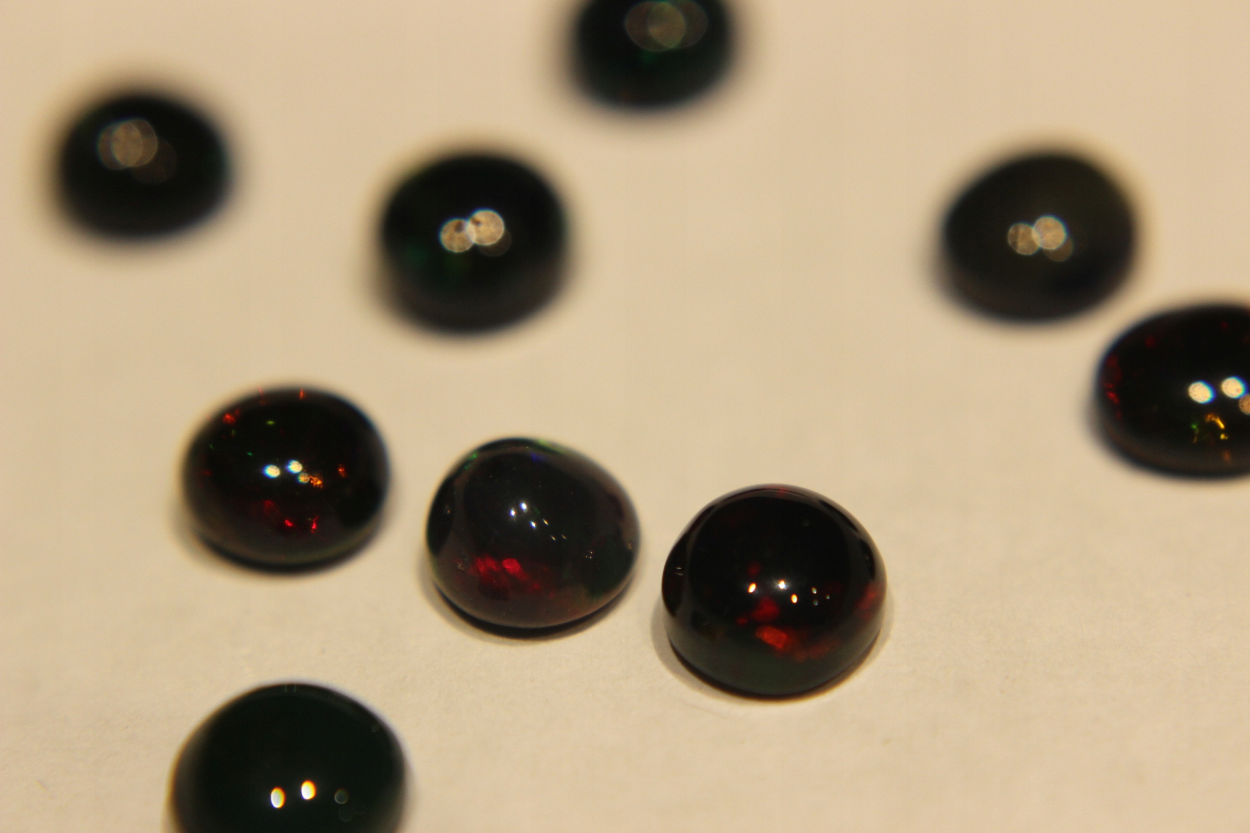 opál černý 6.0x3.0mm přírodní