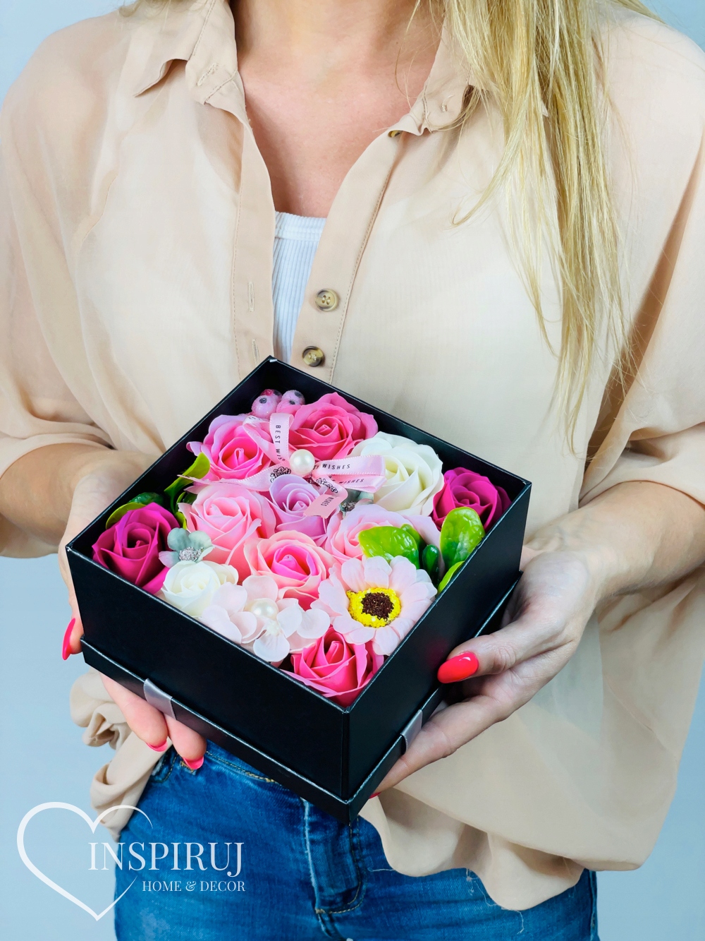 FLOWERBOX Z KWIATAMI MYDLANYMI PREZENT UPOMINEK WIECZNE RÓŻE MYDLANE KWIATY Marka Inspiruj