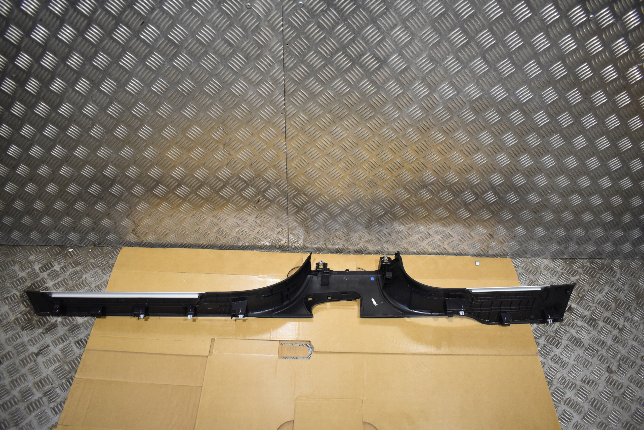 IDEALNA moulding cap threshold left LAMBORGHINI URUS 1