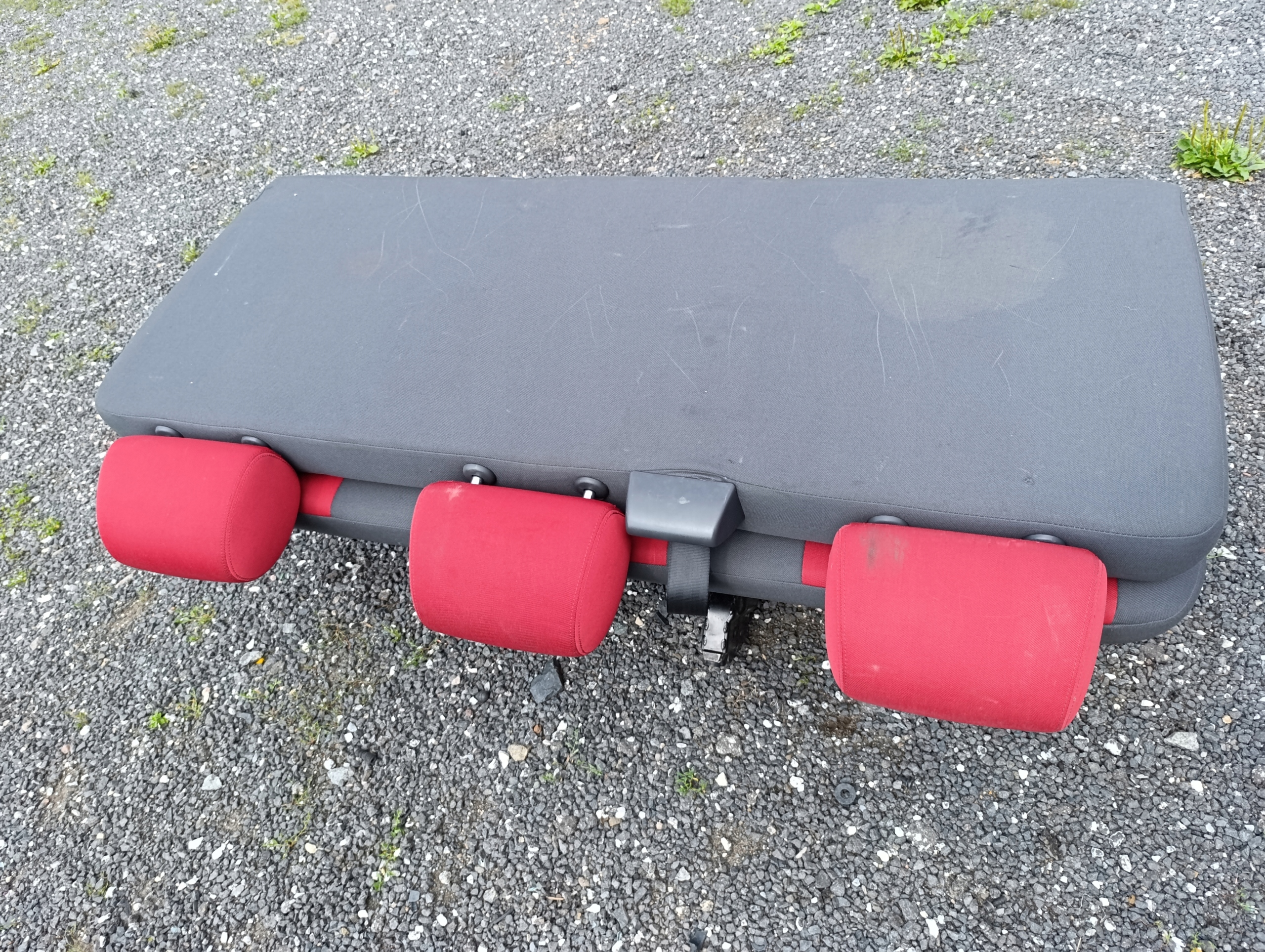 VW T5 Sitz TRZYOSOBOWA TROJKA CZARNO-roter MATERIAL