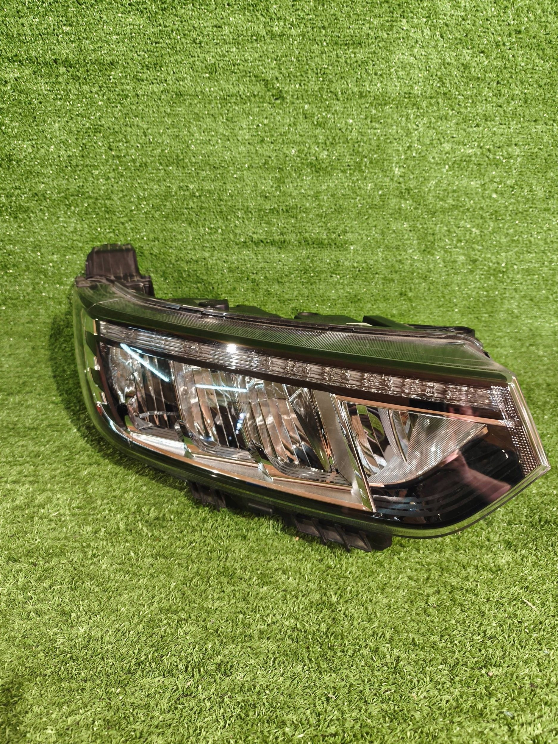 REFLEKTOR right front SSANGYONG TIVOLI LIFT 19- FULL LED NR.995