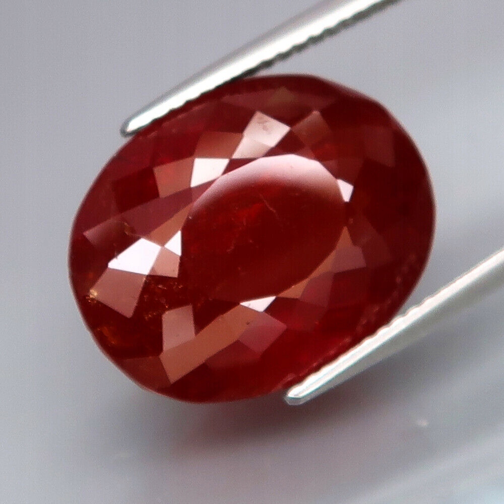 granát 20,54 karát 17,48 x 13,61 mm certifikát