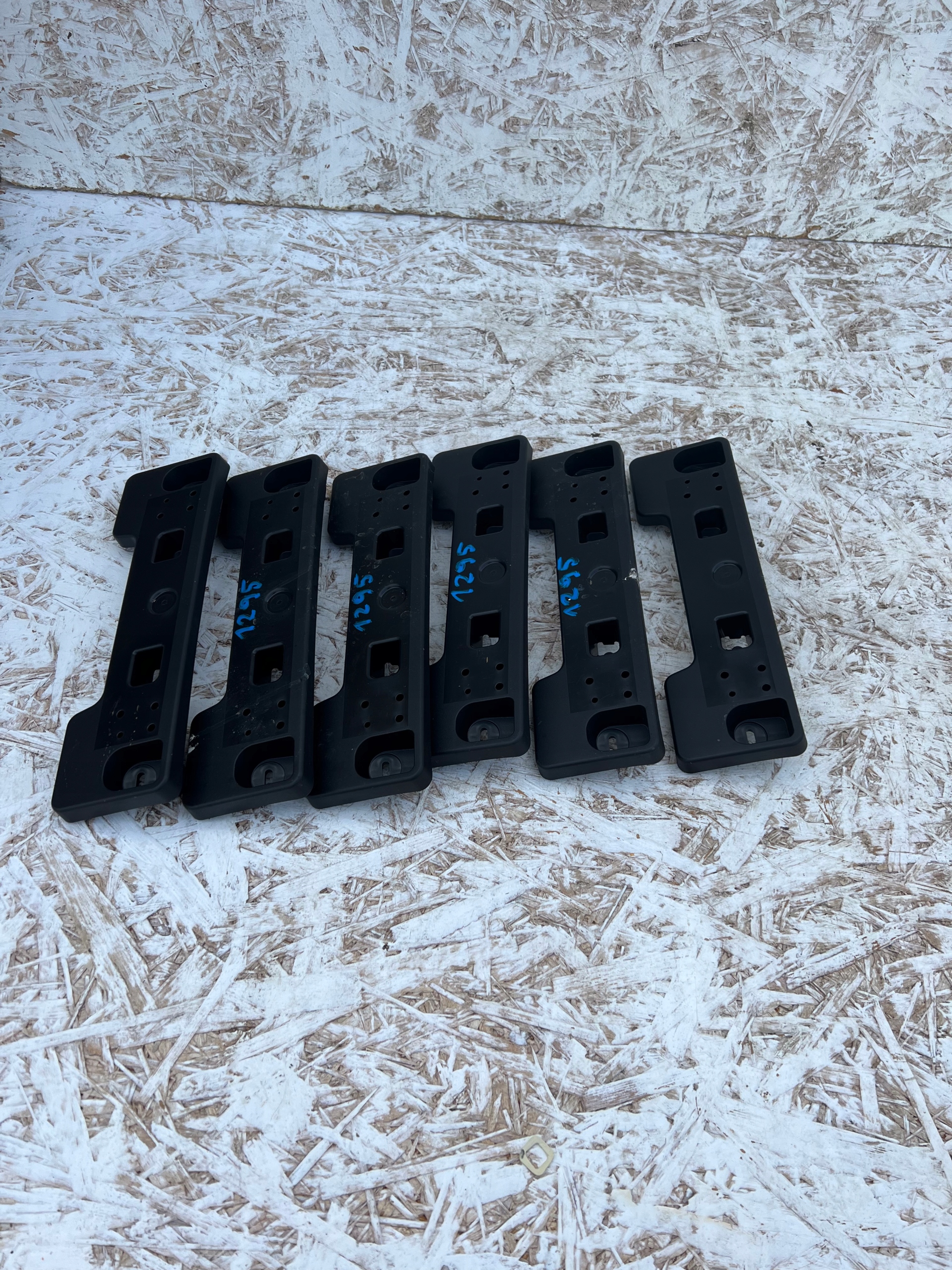 RAMKA PODKŁADKA POD TABLICE UCHWYT TYŁ MAZDA CX5 Producent części Mazda OE