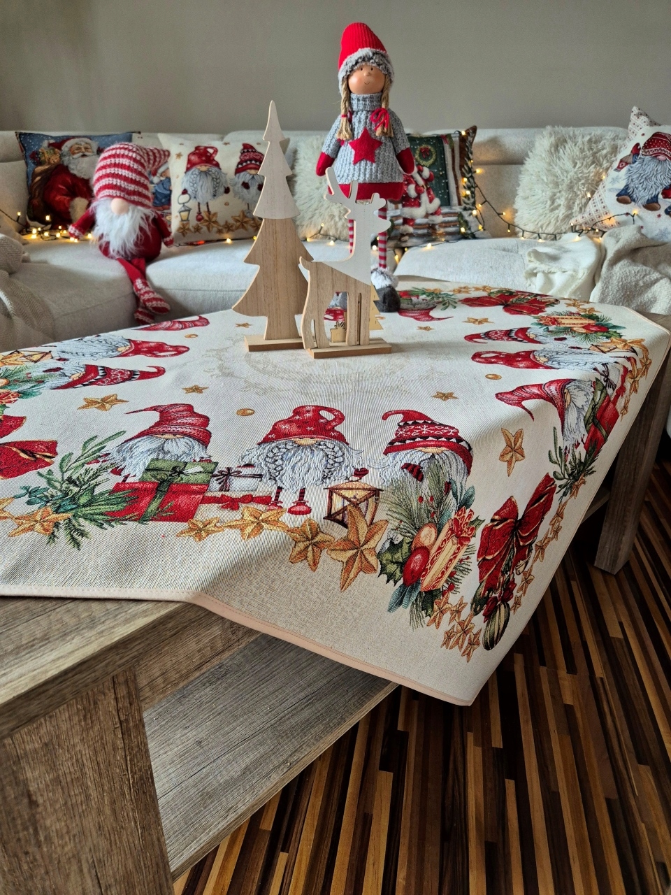 Ubrus se skřítky 100x100 cm F204