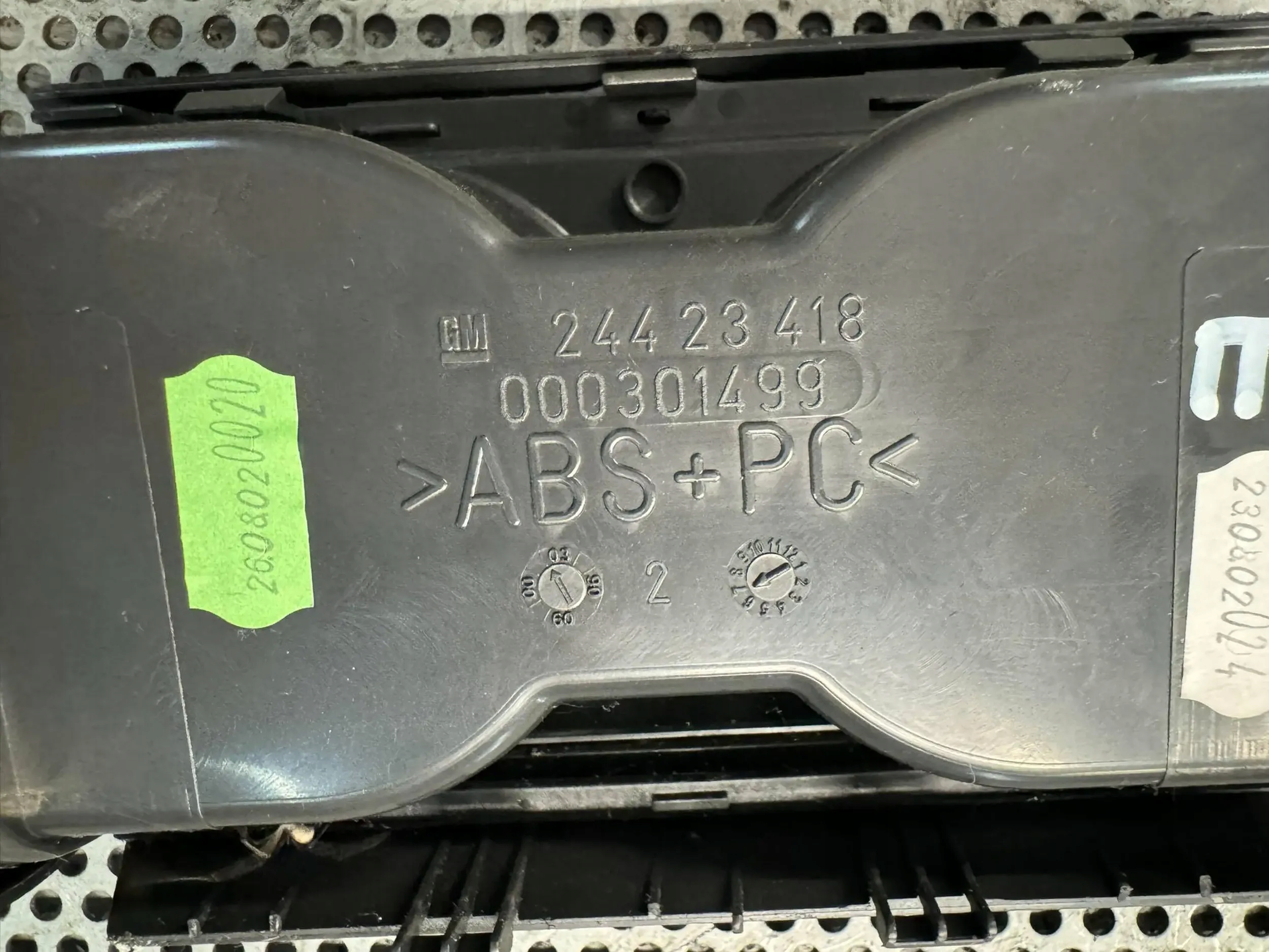 SCHOWEK CUPHOLDER OPEL VECTRA C 24423418 Producent części Opel OE