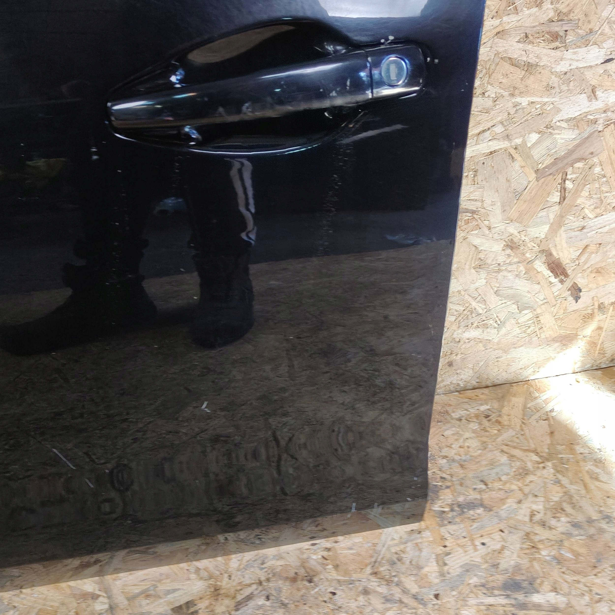 door front front side left Peugeot 208 and