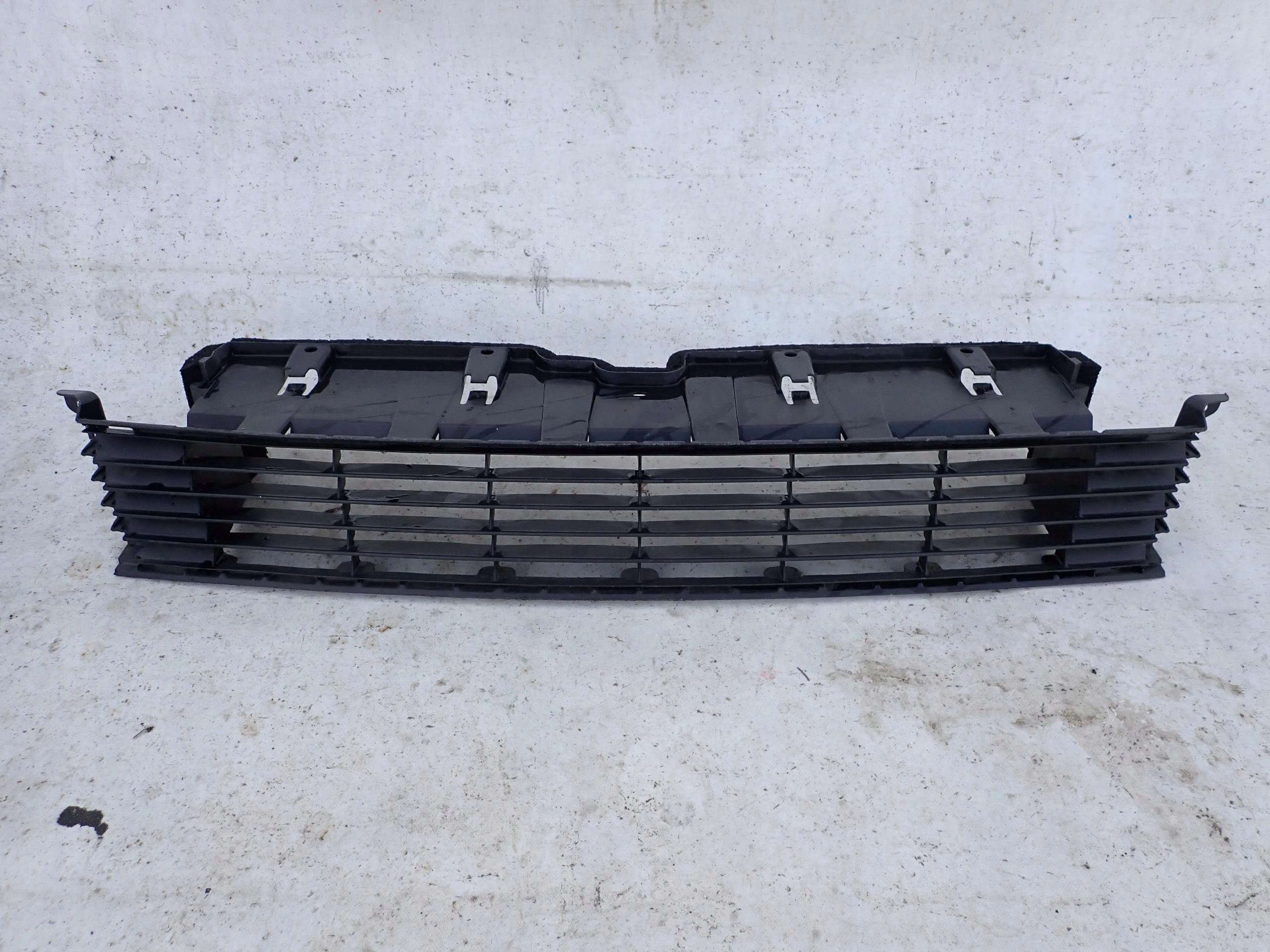 TOYOTA PRIUS+ plus 11- grid of a bumper front