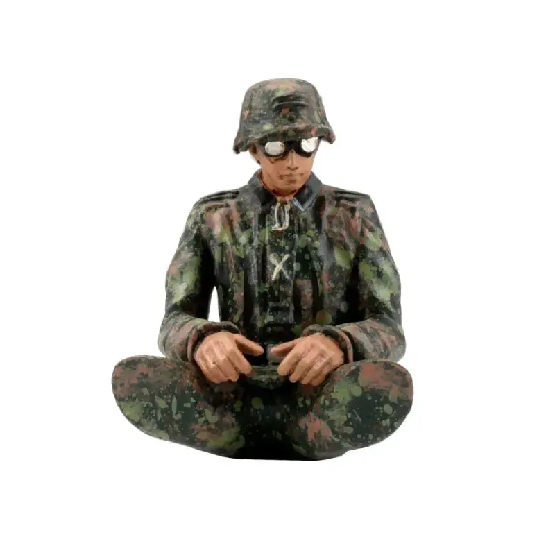 Figurka 1:16 voják posádky Sd.Kfz. 251, maskování vzor Platan – jaro