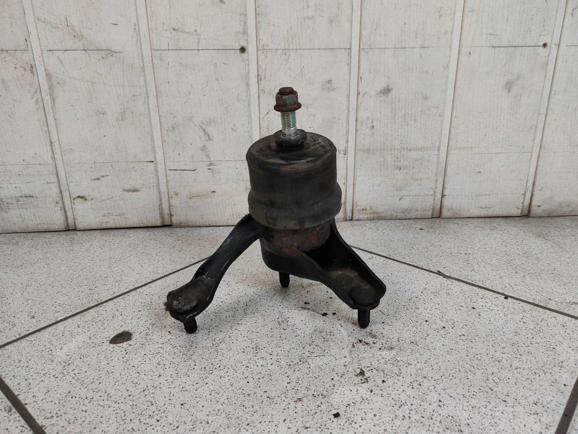engine mount left side Toyota Sienna 3 2011